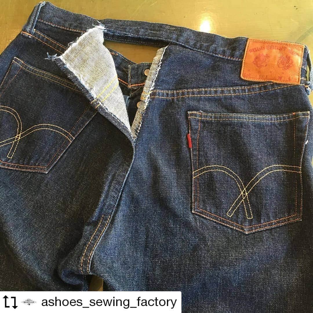 select shop「ASHOES」 SHOP STAFFのインスタグラム：「#Repost @ashoes_sewing_factory Made by @Image.Downloader · · · · ウェスト詰め。  バックセンターにて6cm詰めましました。  お気軽に ご相談ください。 048-782-6627 −−−−−−−−−−− ジーンズをカッティングから丸縫いしています。シルエットの別注も可能です。 −−−−−−−−−−− #ウェスト詰め #リメイク #デニムリペア #ジーンズ修理 #デニム修理 #サイズ変更 #幅出し #handmade #ハンドメイド #ashoes #亜洲'S #さいたま #大宮 #デニム #ジーンズ #裾上げ #チェーンステッチ #お直し #リペア #穴埋め #タタキ #singersewing #Unionspecial #sewing #sewingmachine #ミシン #シンガーミシン #ユニオンスペシャル #jukI」
