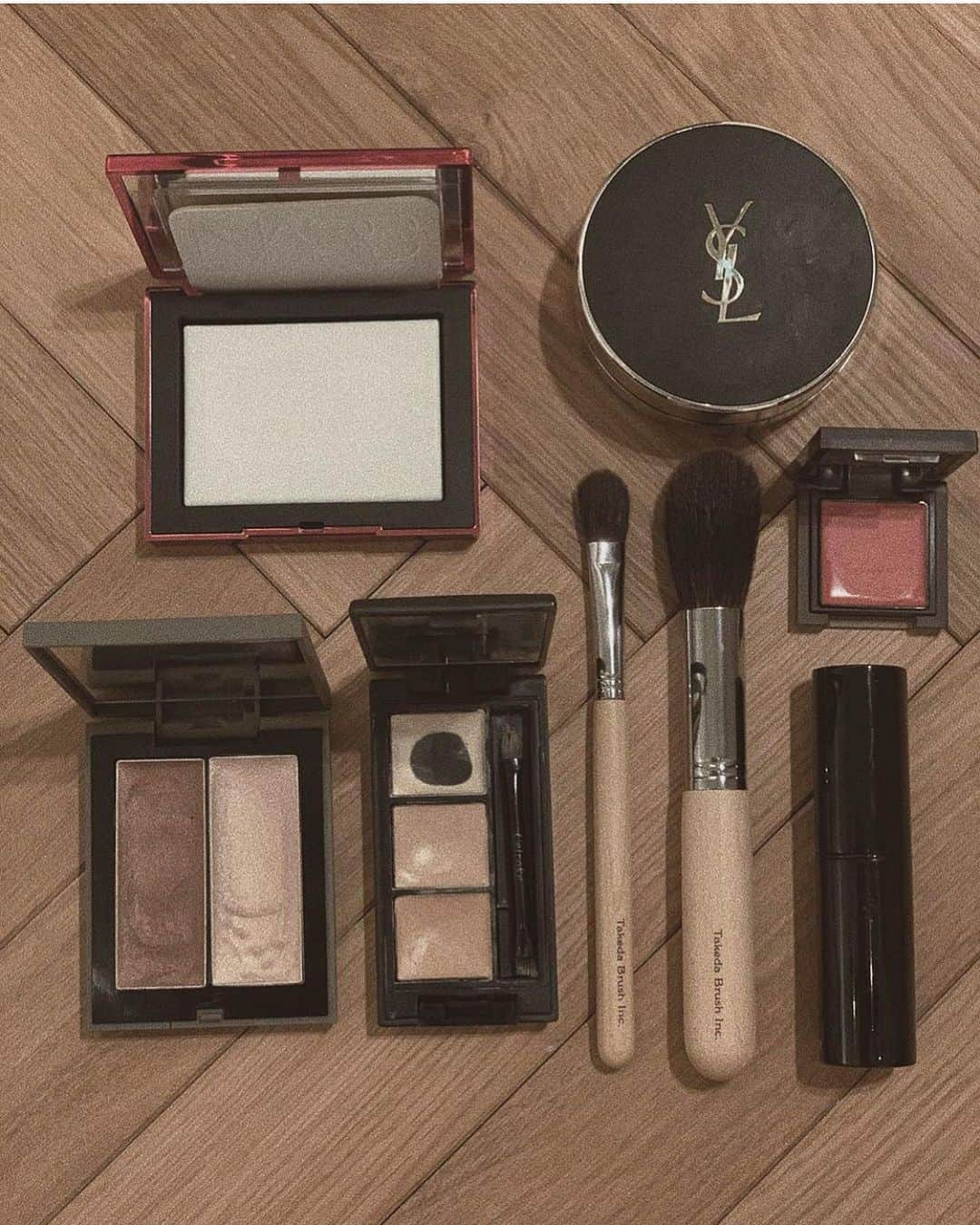 JUNNAのインスタグラム：「メイクブラシを新調しに 先日新宿タカシマヤ 1階の"Takeda Brush"へ。  販売員の方がとっても丁寧に説明して下さり、 使っているコスメをその場で見て このパウダーには、このブラシがいい。 とか、こんな仕上がりにしたいなら、 〜の毛のブラシがいい。 濃く発色したいなら、コレ。 グラデーションなら、コレ。 と選んで下さって、大満足なお買物ができました。 お店でお買物をする楽しさってこう言うことだな〜なんて思ったり...。 私は持ち手がカナダメープルシリーズ🇨🇦がお気に入り。  早速使ってみて...とても良い🥺 今まで使っていたコスメの力が倍くらい発揮されていると思う。  相変わらず @narsissist のレフ板効果抜群のパウダーは必需品。  写真はお気に入りのベースメークset  ①NARS / TRANSLUCENT CRYSTAL ②YSL/ALL HOURS CUSHION FOUNDATION 30 ③CELVOKE/インフィニトリーカラー14 ④THREE/シマリンググローデュオ02 ⑤CELVOKE/リレイトスキンコンシーラー01 ⑥takeda brush inc. ⑦takeda brush inc. ⑧CHANEL/ボーム エサンシエルトランスパラン  #nars #narscosmetics #narsmakeup #narsissist #celvoke #セルヴォーク #threecosmetics #three #takedabrush #chanelbeauty #chanelmakeup #chanel #yslbeauty #デパコス #コスメ好き #コスメ購入品 #コスメレポ」