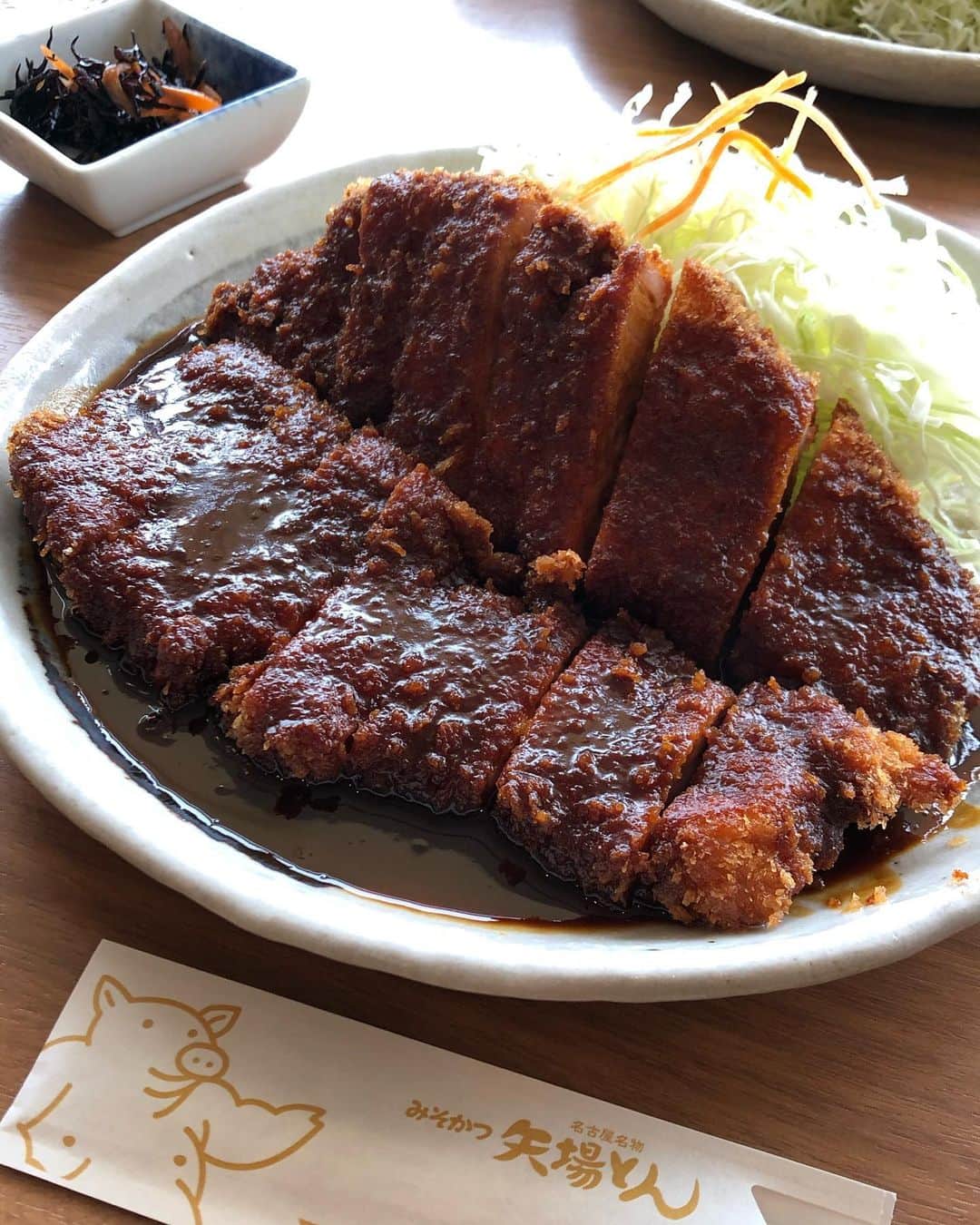 田中幸恵のインスタグラム：「____ . 名古屋で撮影。 この日も しっかり、わらじ200㌘🐷 完食。 ごちそうさまでした笑🙏 . 写真とは関係ないけど 今日は高校時代からの友達と長電話。 なんか落ち込んでたけど、ゆきえと喋って気持ちが晴れたわ。 やっぱりゆきえのそうゆうとこ、いいわぁ。 10代からずっと変わらんなって。 話す内容が子どものこととかに変わっても 落ち着くところは変わらんよな笑  そんなん言うてもらって嬉しいで♡かずなちゃん♡ この先も変わらず、ゆるーくいかせてもらうんで🙋‍♀️ よろしくなん😊 . .  #矢場とん」