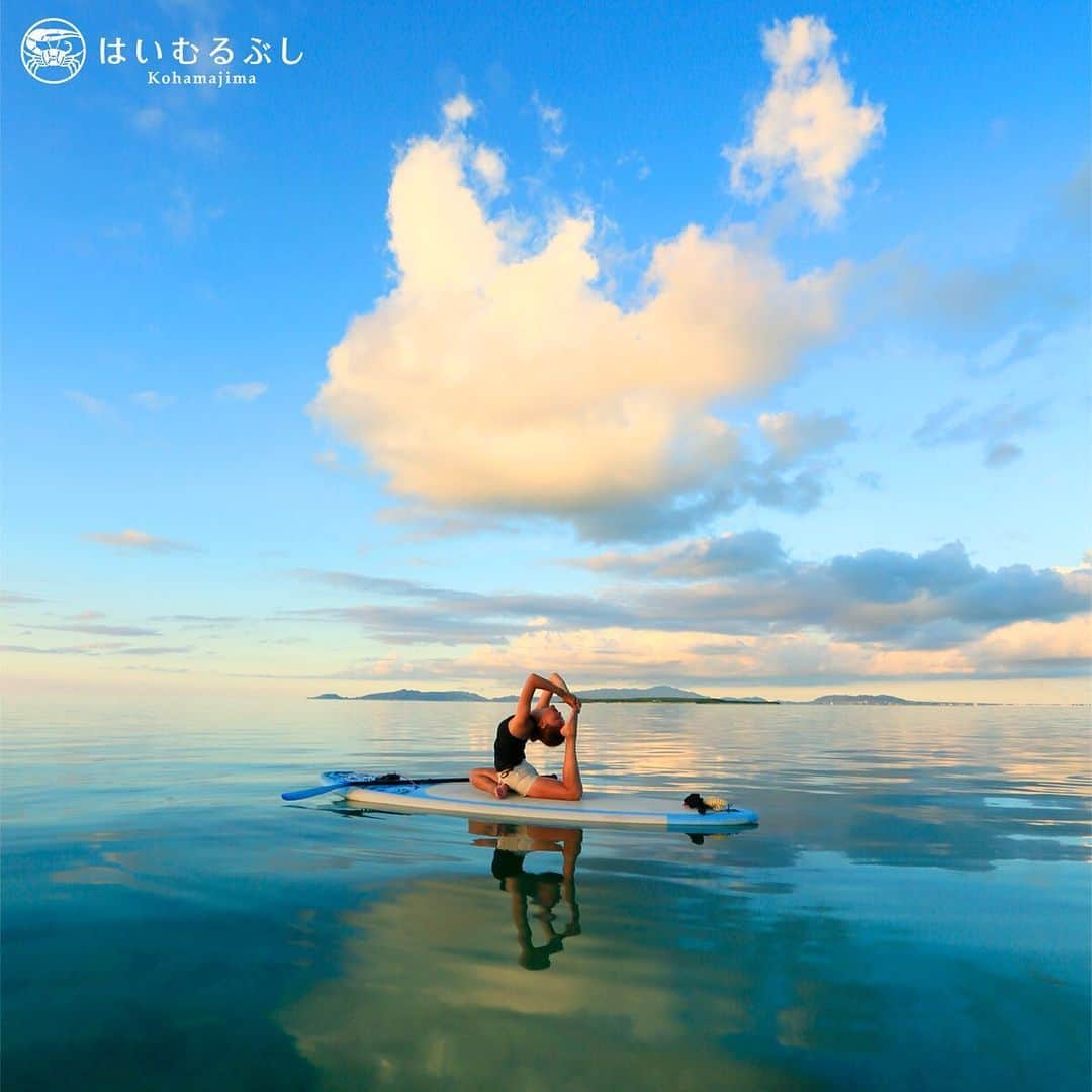 のインスタグラム：「海面が鏡のように凪いだ海でSUPヨガを体験。体幹をしっかりと意識し、身体の内側のインナーマッスルを鍛えます。#沖縄 #八重山諸島 #小浜島 #サップヨガ #リゾート #ホテル #はいむるぶし #japan #okinawa #yaeyamaislands #kohamaisland #supyoga #beachresort #haimurubushi」