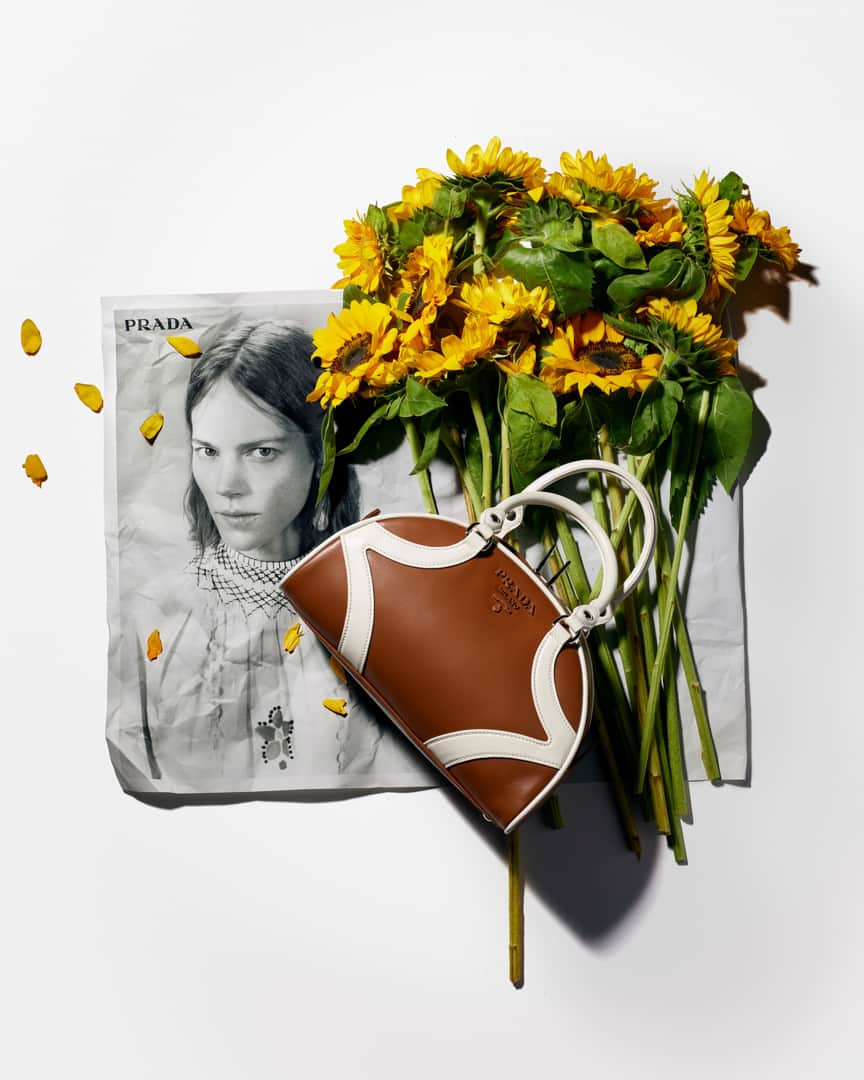 プラダさんのインスタグラム写真 - (プラダInstagram)「The #PradaResort20 campaign celebrates elegance of form, the tactility of materials, and irresistible fresh flowers, debuting on corner store bouquets around the world. Pick one up, or discover more via link in bio. #Prada #PradaBowling #PradaSeditiousSimplicity」12月12日 18時40分 - prada