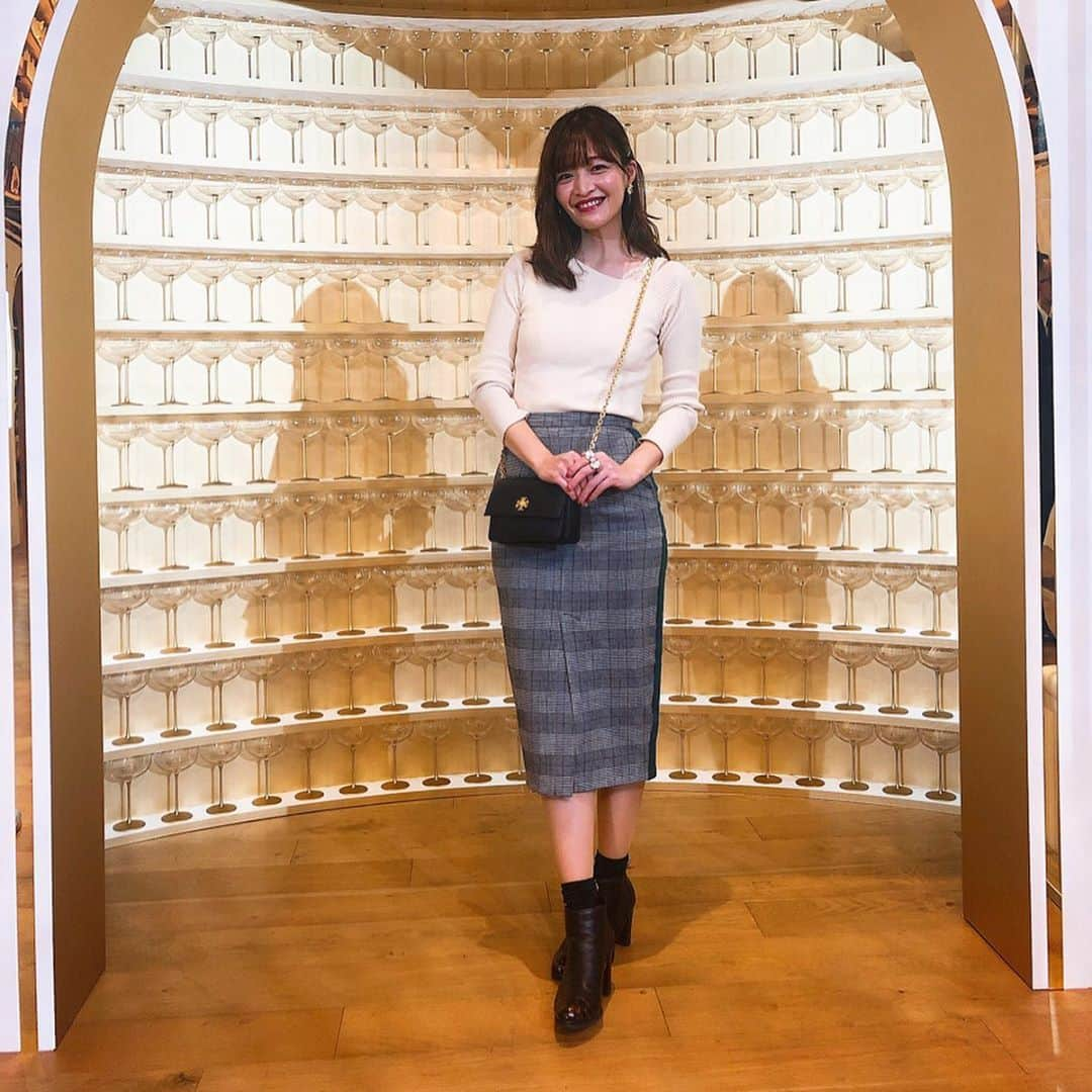 森田紗英さんのインスタグラム写真 - (森田紗英Instagram)「_ 昨日は MOËT & CHANDON CHRISTMAS  POP-UP 2019 OPENING PARTYに お邪魔してきました🎄✨ _ 美味しいシャンパンと料理を たくさんいただきまして、 クリスマス気分をたくさん 味わえた1日だった〜☺️🥂💓 _ ドラマでしか見たことないような グラスのタワーで テンションあがって、 楽しかった〜〜！！🙆‍♀️✨ _ _ _ Tops : @redyazel Skirt : @samantha.vega_official  Bag : @toryburch  _ #moetmoment #moetxmas2019 #🎄 #moet #champagne #xmas #gd #🥂 #シャンパン #パーティー #モエシャンドン  #クリスマス #乾杯 #幸せでした」12月12日 18時40分 - moricoff