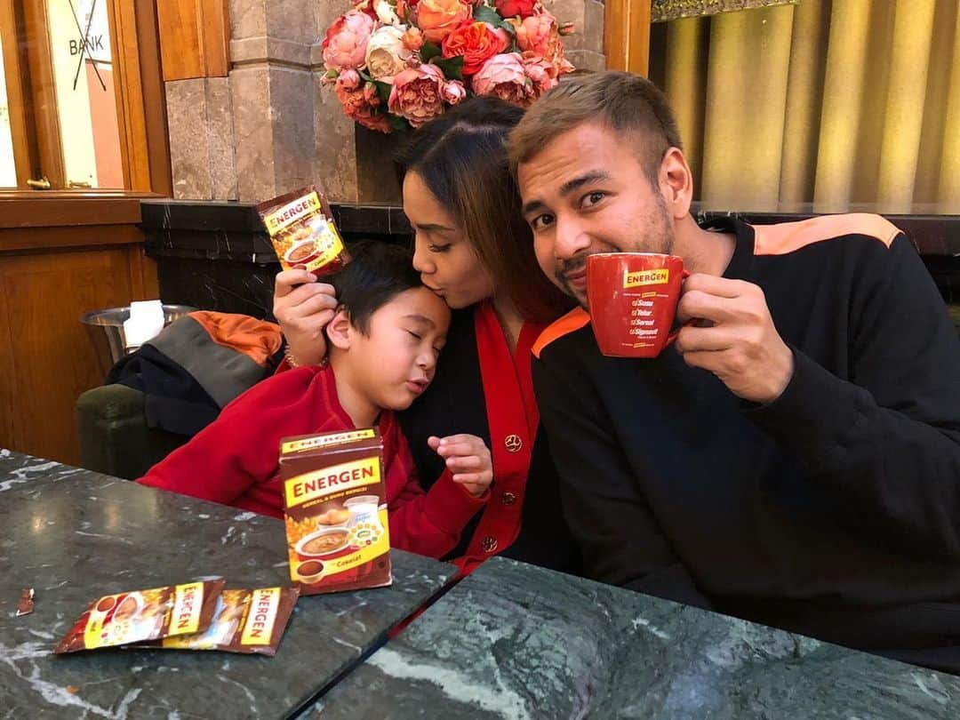 Raffi Ahmadさんのインスタグラム写真 - (Raffi AhmadInstagram)「Sarapan Di Belanda, Makan siang di Brussel, dan Makan Malam di Paris . Hahahahha.. @energen_id . Tungguin vlog yg nanti makan siaang di Brussel. Seruuu」12月12日 18時41分 - raffinagita1717