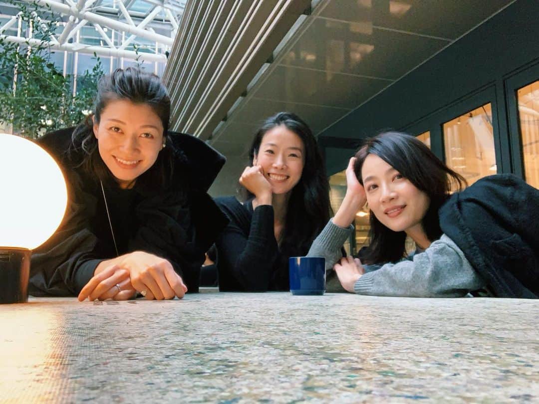 のインスタグラム：「最後の紅葉を見ながら。  楽しい楽しい会合でした♪  #ランチ#友達#ミッドタウン#lunch#friends#midtown」