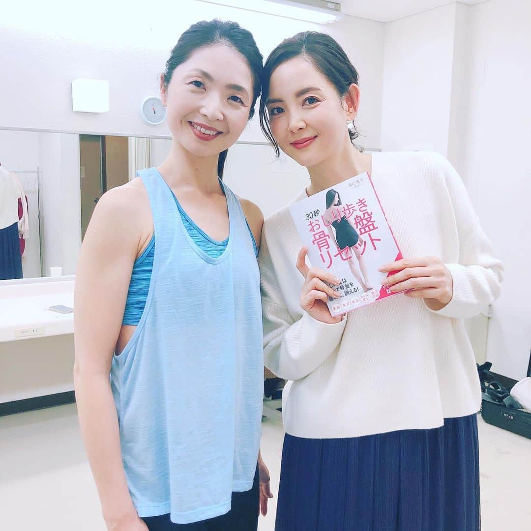 吉村美紀のインスタグラム：「今日は美スト３月号の撮影でした！ 溝口葉子先生に色々なゆるゆるトレーニングを教えてもらいました^_^ 軽くトレーニングしただけなのに結果がすぐにでるのが魅力的✨✨ 先生の本をいただいたのでさっそく実践してみようと思います🤭 #溝口葉子先生 #おしり歩き #ゆるめるトレーニング #ダイエットにも効果的！ #美スト」