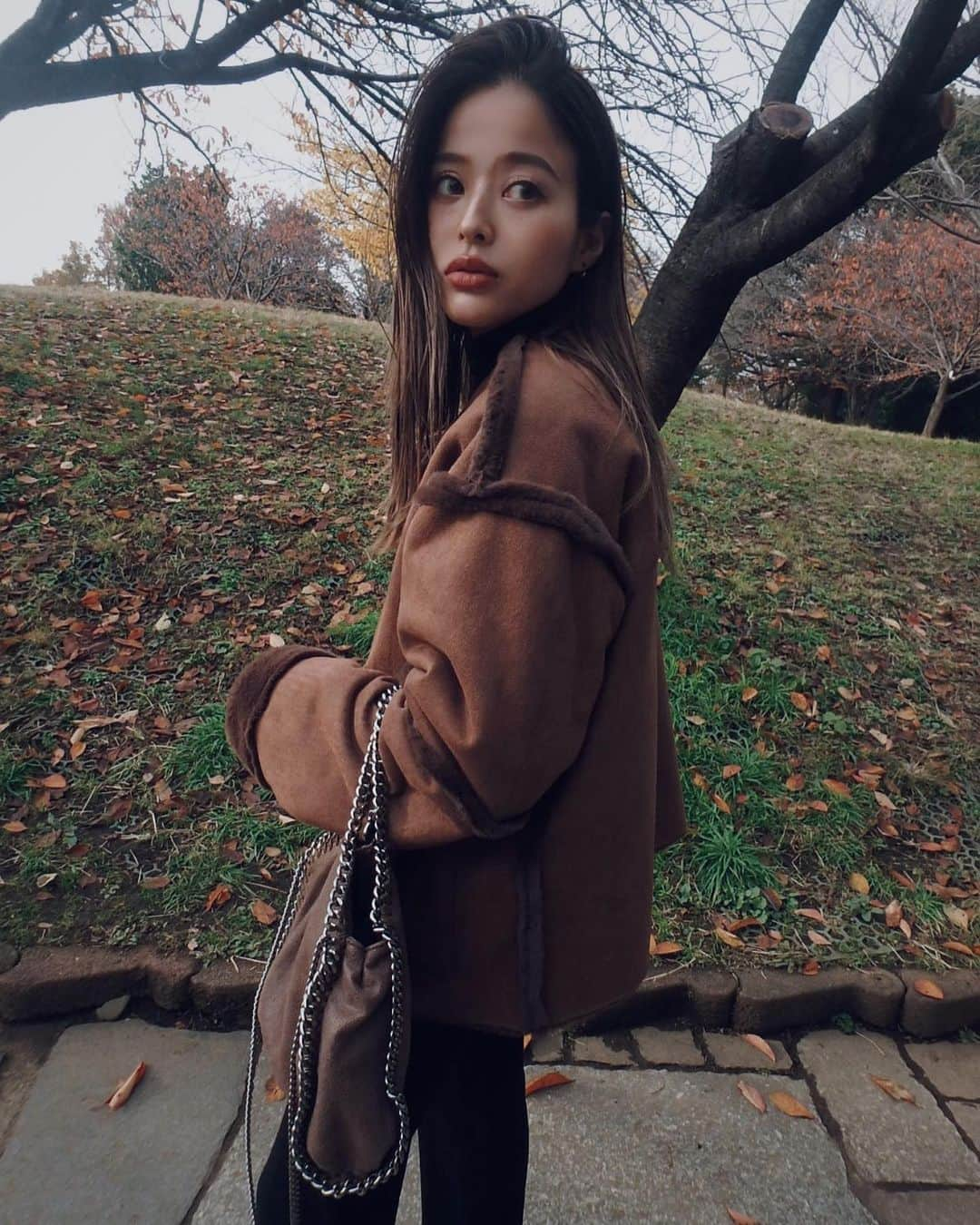 佐野真依子さんのインスタグラム写真 - (佐野真依子Instagram)「新作のムートンコート ブラウンで Coordinateの日🍁 ■Mouton Reversible Coat ￥20,900 リバーシブルで着用出来る 2WAYムートンコート♡ 両面の素材の肌触りと 着心地にこだわったから1着です♡ どちらの面で着てもかわいくて 印象がかわるからすごく 着まわしやすいコート♡ シンプルで飽きずに 毎年着たくなるような ムートンコートを作ったよ♡ ムートン側もファー側も ほんとうにかわいー♡ このカラーはブラウンです♡ 大人なブラウンカラーが 今年らしい1着です🍁 @trunc88_official  #trunc88」12月12日 18時41分 - sanomaisanomai