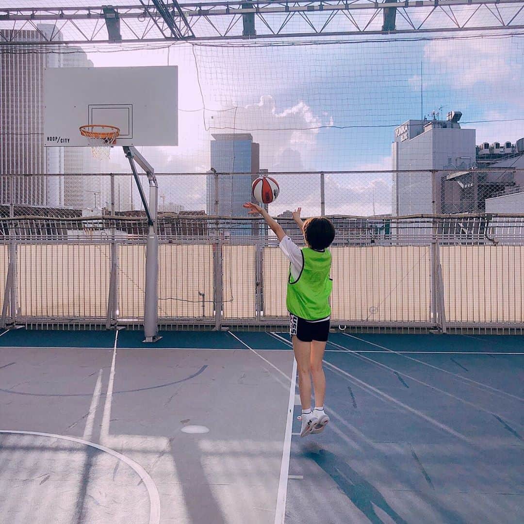 宮司愛海「まっすぐ」公式さんのインスタグラム写真 - (宮司愛海「まっすぐ」公式Instagram)「自称「球技は苦手」な宮司アナの華麗なシュート＆誇らしげなキメポーズを激写！続きは本編をチェックしてくださいね。  #まっすぐ #宮司愛海 #フジテレビ #スパーク #SPARK #フォトブック #バスケットボール #シュート #ドヤ顏」12月12日 18時51分 - miyaji_fujitv_massugu