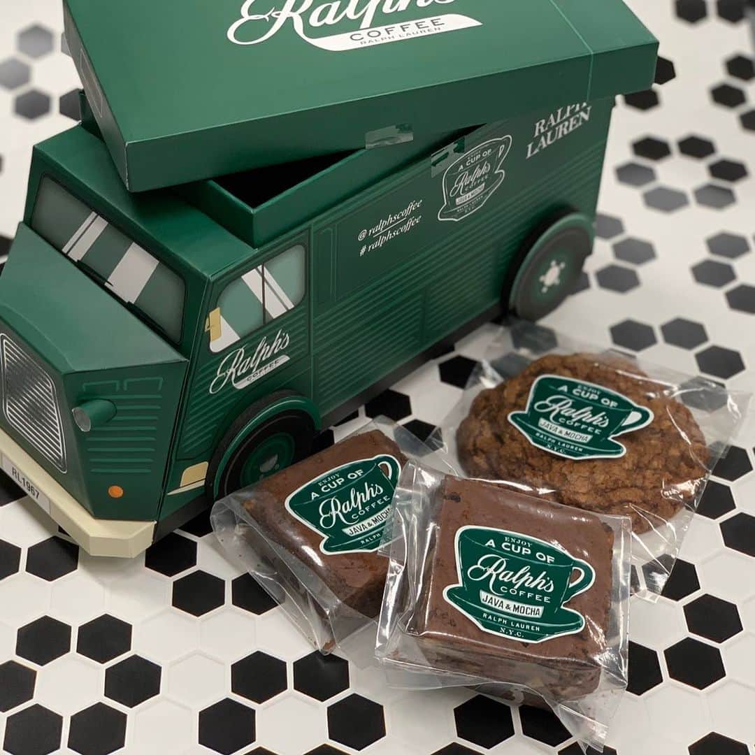 CLASSY公式さんのインスタグラム写真 - (CLASSY公式Instagram)「先日、編集部に可愛らしいギフトが到着！﻿ ﻿ ラルフローレン @ralphlauren さんから﻿ お菓子の贈り物でした🍪﻿ ﻿ 表参道にある、「ラルフズコーヒー」の﻿ バスの形をした箱の中にはお菓子の詰め合わせが☕️﻿ ﻿ 年末のバタバタに、しばし編集部癒されました♨️﻿ #ralphlauren #ralphscoffee  #classymagazine」12月12日 18時51分 - classy_mag_insta