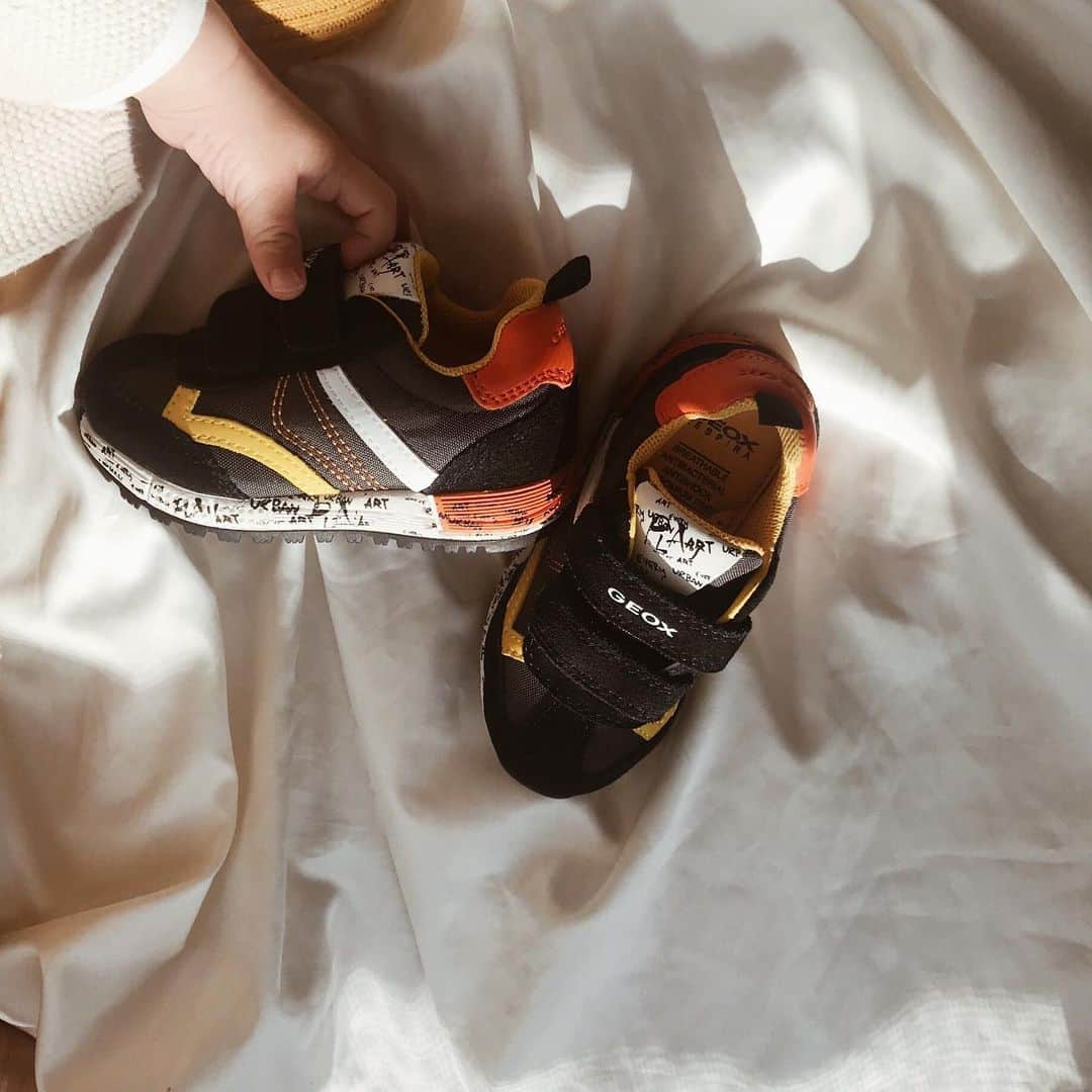 鶴田真梨さんのインスタグラム写真 - (鶴田真梨Instagram)「お友達が息子にプレゼントしてくれたgeoxのスニーカーが可愛すぎる🥺🥺 靴裏に空気孔があるから通気性抜群だし本当にみんなにオススメしたい！！！ たくさん履くねありがとう❤️ . #geox #ジェオックス #呼吸する靴 #geoxrespira #お医者さんが推奨している靴だそう」12月12日 18時47分 - mari_tsuru