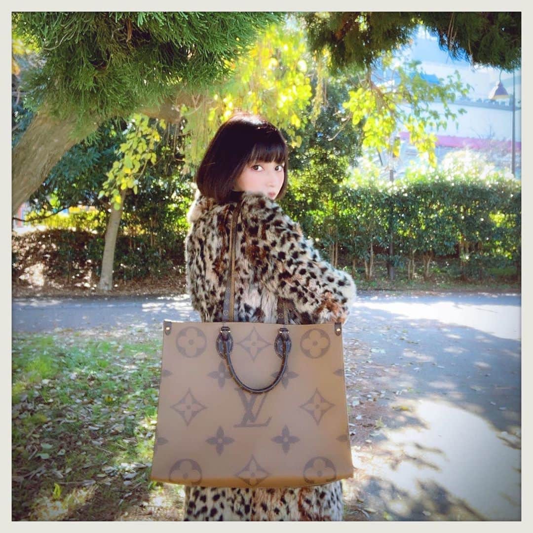 のインスタグラム：「2019.12.12 10年前に発売された お気に入りのコートを3000円で買って イェーイ🤞と 思うも、やはり袖下が破けた。 気に入ってるので頑張って縫うか 古着だし、と諦めるか。 🧥#jillstuart 👜#louisvuitton #オンザゴーgm 片面、色違うところが可愛い。 憎いくらい入る。軽い。 肩にもかけられる。 珍しいのか、綺麗なおねえさんにも声をかけられる🤗  #着飾る愉しみ #fashion #毛皮のコート #ファーコート#古着 #tokyo#japan#東京」
