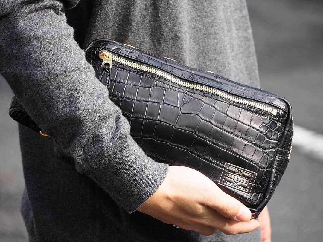 B JIRUSHI YOSHIDAさんのインスタグラム写真 - (B JIRUSHI YOSHIDAInstagram)「【NEW ARRIVAL】 〈NEXUSVII. × PORTER〉 “JOE” CROCODILE LEATHER BAG ・ NEXUSVII.よりスペシャルなバッグが入荷しました。 インタビューサイト"MOC"でのインタビューをきっかけに生まれたNEXUSVII.と元WBC世界バンタム級王者・辰吉丈一郎氏のコラボレーション。今年の6月頃に受注生産という形でTシャツやPORTERとの別注バッグが発売されましたが、まさにそのバッグが入荷しました。 ・ 素材には世界でも指折りのタンナーから仕入れたクロコダイルレザーを採用。各部パーツやPORTERロゴはゴールドのカラーで統一されており、クロコダイルレザーとの相性は言うまでもありません。 ・ 収納部内には、1点1点シリアルナンバーと辰吉氏直筆のサインを添えたネームが添えられます。 ・ 辰吉氏本人が愛用しているバッグからインスピレーションをうけたスペシャルモデル。お見逃しなく。 ・ COLOR:BLACK ¥220,000+TAX  #bjirushiyoshida #B印YOSHIDA #代官山 #daikanyama #TOKYO #BEAMS #ビームス #yoshidakaban #吉田カバン #ポーター  #porter #비지루시요시다 #도쿄 #다이칸야마 #빔스 #빔즈 #포터 #데일리룩 #백팩 #B印YOSHIDAlineup #nexusvii #ネクサスセブン」12月12日 18時50分 - bjirushiyoshida