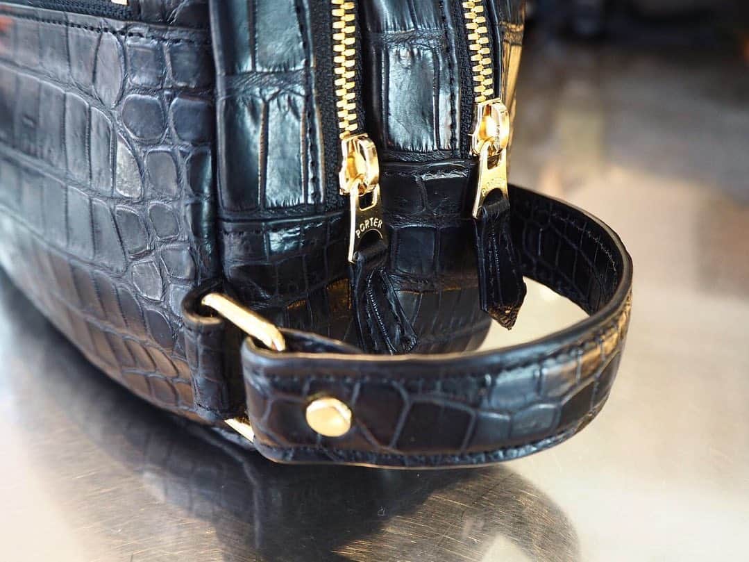 B JIRUSHI YOSHIDAさんのインスタグラム写真 - (B JIRUSHI YOSHIDAInstagram)「【NEW ARRIVAL】 〈NEXUSVII. × PORTER〉 “JOE” CROCODILE LEATHER BAG ・ NEXUSVII.よりスペシャルなバッグが入荷しました。 インタビューサイト"MOC"でのインタビューをきっかけに生まれたNEXUSVII.と元WBC世界バンタム級王者・辰吉丈一郎氏のコラボレーション。今年の6月頃に受注生産という形でTシャツやPORTERとの別注バッグが発売されましたが、まさにそのバッグが入荷しました。 ・ 素材には世界でも指折りのタンナーから仕入れたクロコダイルレザーを採用。各部パーツやPORTERロゴはゴールドのカラーで統一されており、クロコダイルレザーとの相性は言うまでもありません。 ・ 収納部内には、1点1点シリアルナンバーと辰吉氏直筆のサインを添えたネームが添えられます。 ・ 辰吉氏本人が愛用しているバッグからインスピレーションをうけたスペシャルモデル。お見逃しなく。 ・ COLOR:BLACK ¥220,000+TAX  #bjirushiyoshida #B印YOSHIDA #代官山 #daikanyama #TOKYO #BEAMS #ビームス #yoshidakaban #吉田カバン #ポーター  #porter #비지루시요시다 #도쿄 #다이칸야마 #빔스 #빔즈 #포터 #데일리룩 #백팩 #B印YOSHIDAlineup #nexusvii #ネクサスセブン」12月12日 18時50分 - bjirushiyoshida