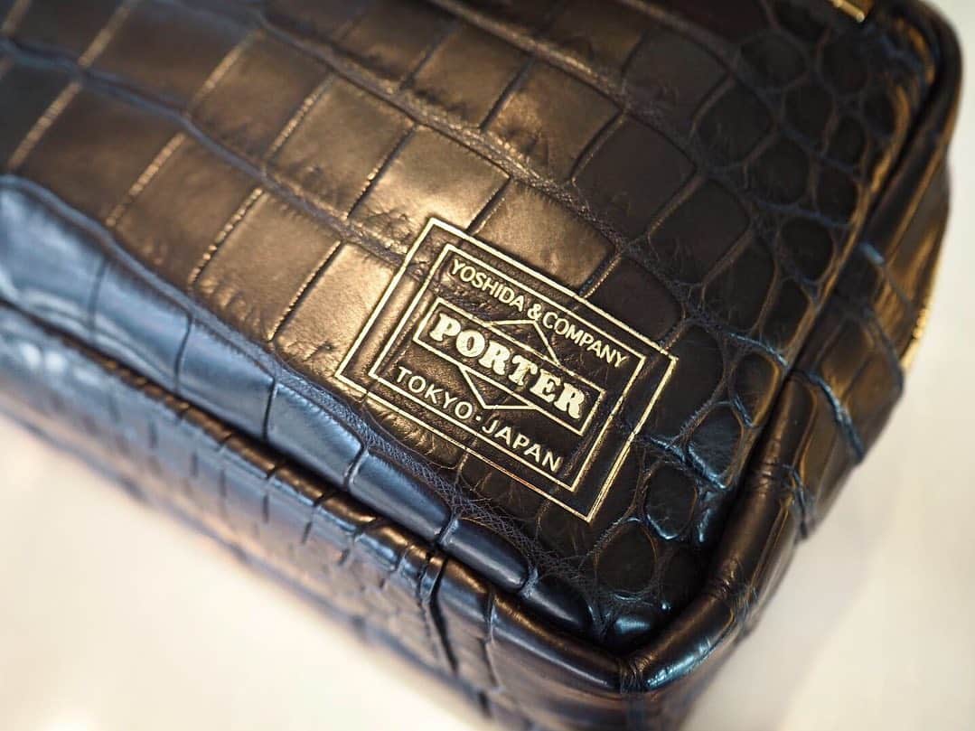 B JIRUSHI YOSHIDAさんのインスタグラム写真 - (B JIRUSHI YOSHIDAInstagram)「【NEW ARRIVAL】 〈NEXUSVII. × PORTER〉 “JOE” CROCODILE LEATHER BAG ・ NEXUSVII.よりスペシャルなバッグが入荷しました。 インタビューサイト"MOC"でのインタビューをきっかけに生まれたNEXUSVII.と元WBC世界バンタム級王者・辰吉丈一郎氏のコラボレーション。今年の6月頃に受注生産という形でTシャツやPORTERとの別注バッグが発売されましたが、まさにそのバッグが入荷しました。 ・ 素材には世界でも指折りのタンナーから仕入れたクロコダイルレザーを採用。各部パーツやPORTERロゴはゴールドのカラーで統一されており、クロコダイルレザーとの相性は言うまでもありません。 ・ 収納部内には、1点1点シリアルナンバーと辰吉氏直筆のサインを添えたネームが添えられます。 ・ 辰吉氏本人が愛用しているバッグからインスピレーションをうけたスペシャルモデル。お見逃しなく。 ・ COLOR:BLACK ¥220,000+TAX  #bjirushiyoshida #B印YOSHIDA #代官山 #daikanyama #TOKYO #BEAMS #ビームス #yoshidakaban #吉田カバン #ポーター  #porter #비지루시요시다 #도쿄 #다이칸야마 #빔스 #빔즈 #포터 #데일리룩 #백팩 #B印YOSHIDAlineup #nexusvii #ネクサスセブン」12月12日 18時50分 - bjirushiyoshida