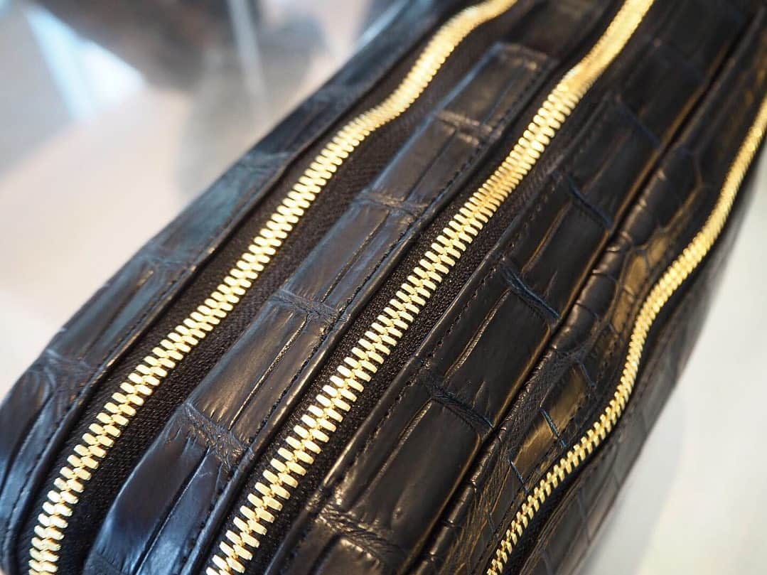 B JIRUSHI YOSHIDAさんのインスタグラム写真 - (B JIRUSHI YOSHIDAInstagram)「【NEW ARRIVAL】 〈NEXUSVII. × PORTER〉 “JOE” CROCODILE LEATHER BAG ・ NEXUSVII.よりスペシャルなバッグが入荷しました。 インタビューサイト"MOC"でのインタビューをきっかけに生まれたNEXUSVII.と元WBC世界バンタム級王者・辰吉丈一郎氏のコラボレーション。今年の6月頃に受注生産という形でTシャツやPORTERとの別注バッグが発売されましたが、まさにそのバッグが入荷しました。 ・ 素材には世界でも指折りのタンナーから仕入れたクロコダイルレザーを採用。各部パーツやPORTERロゴはゴールドのカラーで統一されており、クロコダイルレザーとの相性は言うまでもありません。 ・ 収納部内には、1点1点シリアルナンバーと辰吉氏直筆のサインを添えたネームが添えられます。 ・ 辰吉氏本人が愛用しているバッグからインスピレーションをうけたスペシャルモデル。お見逃しなく。 ・ COLOR:BLACK ¥220,000+TAX  #bjirushiyoshida #B印YOSHIDA #代官山 #daikanyama #TOKYO #BEAMS #ビームス #yoshidakaban #吉田カバン #ポーター  #porter #비지루시요시다 #도쿄 #다이칸야마 #빔스 #빔즈 #포터 #데일리룩 #백팩 #B印YOSHIDAlineup #nexusvii #ネクサスセブン」12月12日 18時50分 - bjirushiyoshida