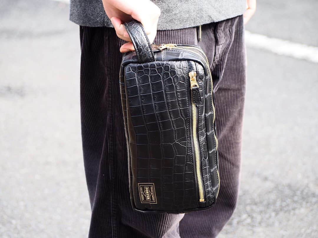 B JIRUSHI YOSHIDAさんのインスタグラム写真 - (B JIRUSHI YOSHIDAInstagram)「【NEW ARRIVAL】 〈NEXUSVII. × PORTER〉 “JOE” CROCODILE LEATHER BAG ・ NEXUSVII.よりスペシャルなバッグが入荷しました。 インタビューサイト"MOC"でのインタビューをきっかけに生まれたNEXUSVII.と元WBC世界バンタム級王者・辰吉丈一郎氏のコラボレーション。今年の6月頃に受注生産という形でTシャツやPORTERとの別注バッグが発売されましたが、まさにそのバッグが入荷しました。 ・ 素材には世界でも指折りのタンナーから仕入れたクロコダイルレザーを採用。各部パーツやPORTERロゴはゴールドのカラーで統一されており、クロコダイルレザーとの相性は言うまでもありません。 ・ 収納部内には、1点1点シリアルナンバーと辰吉氏直筆のサインを添えたネームが添えられます。 ・ 辰吉氏本人が愛用しているバッグからインスピレーションをうけたスペシャルモデル。お見逃しなく。 ・ COLOR:BLACK ¥220,000+TAX  #bjirushiyoshida #B印YOSHIDA #代官山 #daikanyama #TOKYO #BEAMS #ビームス #yoshidakaban #吉田カバン #ポーター  #porter #비지루시요시다 #도쿄 #다이칸야마 #빔스 #빔즈 #포터 #데일리룩 #백팩 #B印YOSHIDAlineup #nexusvii #ネクサスセブン」12月12日 18時50分 - bjirushiyoshida