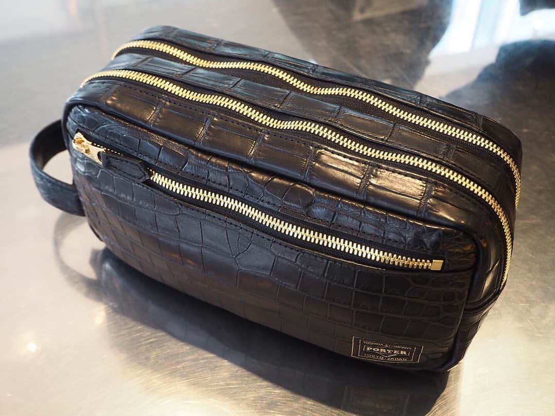 B JIRUSHI YOSHIDAさんのインスタグラム写真 - (B JIRUSHI YOSHIDAInstagram)「【NEW ARRIVAL】 〈NEXUSVII. × PORTER〉 “JOE” CROCODILE LEATHER BAG ・ NEXUSVII.よりスペシャルなバッグが入荷しました。 インタビューサイト"MOC"でのインタビューをきっかけに生まれたNEXUSVII.と元WBC世界バンタム級王者・辰吉丈一郎氏のコラボレーション。今年の6月頃に受注生産という形でTシャツやPORTERとの別注バッグが発売されましたが、まさにそのバッグが入荷しました。 ・ 素材には世界でも指折りのタンナーから仕入れたクロコダイルレザーを採用。各部パーツやPORTERロゴはゴールドのカラーで統一されており、クロコダイルレザーとの相性は言うまでもありません。 ・ 収納部内には、1点1点シリアルナンバーと辰吉氏直筆のサインを添えたネームが添えられます。 ・ 辰吉氏本人が愛用しているバッグからインスピレーションをうけたスペシャルモデル。お見逃しなく。 ・ COLOR:BLACK ¥220,000+TAX  #bjirushiyoshida #B印YOSHIDA #代官山 #daikanyama #TOKYO #BEAMS #ビームス #yoshidakaban #吉田カバン #ポーター  #porter #비지루시요시다 #도쿄 #다이칸야마 #빔스 #빔즈 #포터 #데일리룩 #백팩 #B印YOSHIDAlineup #nexusvii #ネクサスセブン」12月12日 18時50分 - bjirushiyoshida