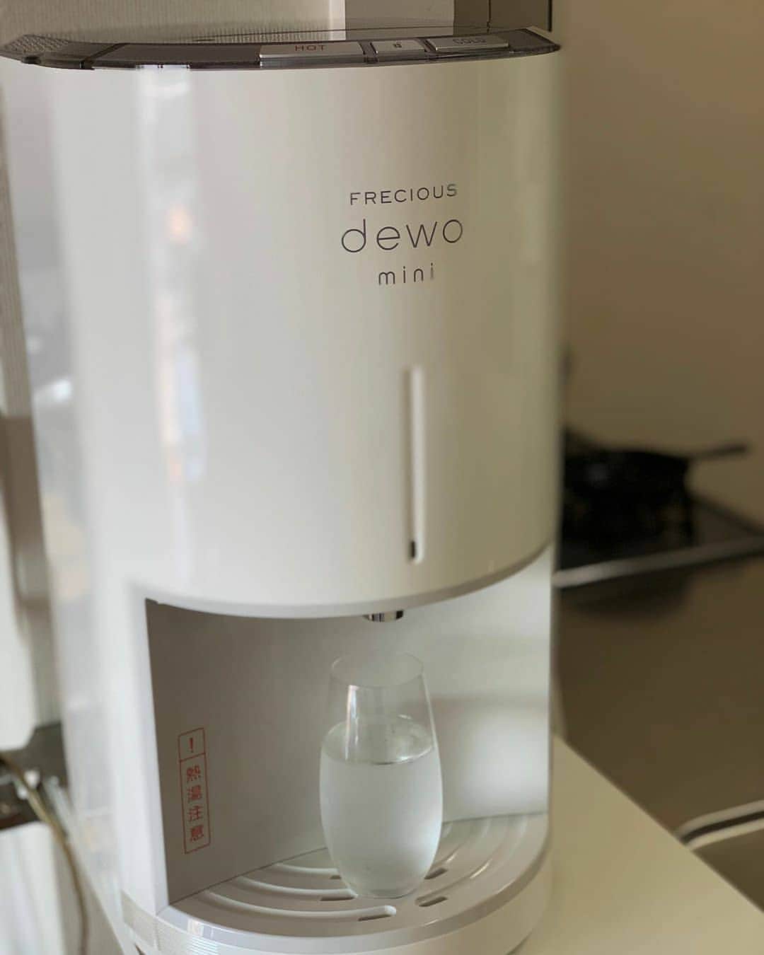 のインスタグラム：「業界最小の卓上ウォーターサーバー『dewo mini』ご利用中@minako0101 さまのご紹介♪ . 場所を取らないだけでなく、 ごみの少なさやお水の交換のしやすさも人気の理由です☺️ . これからもぜひご活用くださいね✨ 投稿ありがとうございました！ . ─────────────── ★リポストキャンペーン実施中★ フォローしてご参加ください♪ ↓　↓　↓ 【フレシャス公式】 @frecious_official ─────────────── . #Repost @minako0101 • • • • • • ウォーターサーバー生活スタート。  今までは500mlのクリスタルガイザーを毎月ネットでまとめて取り寄せていたけど、最近水を飲む量が増えて、冷蔵庫のスペース取られるし、ゴミ増えるしで、ずっと先延ばしにしていたサーバーをレンタル。  躊躇っていたのは大きいサーバーを置くのが嫌だったのと、水のボトルを置くのが億劫だったんだけど、これは卓上型で水自体も5リットル弱で小さめだし、何よりビニールパックなのでかさばらない。  お湯も出るから冬は朝白湯はじめようかな。  #フレシャスデュオミニ  #フレシャス #ウォーターサーバー #インテリア #キッチン #家電 #白湯」
