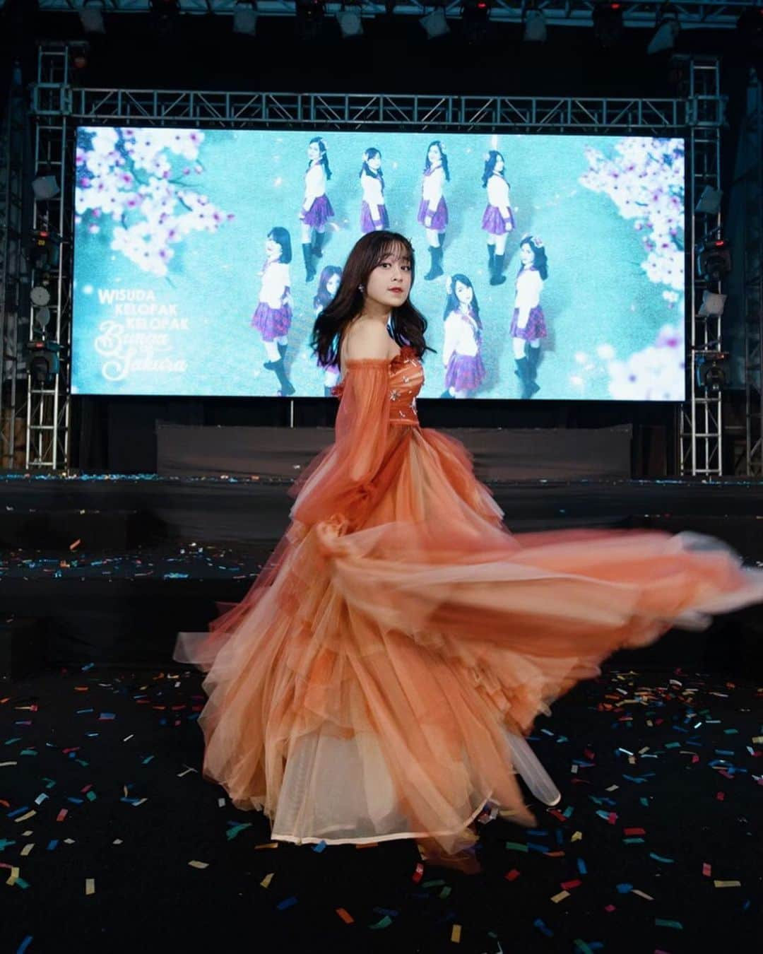 シャフィラ・アンジェラ・ヌルハリザのインスタグラム：「H-1 menuju my last show:")🍂 . . . A beautiful gown from ci @evelyn.francisca 😭🧡 I'm so in love with the orange, thankyouu cii🤗🥰 what do guys think ??🍂🍁」