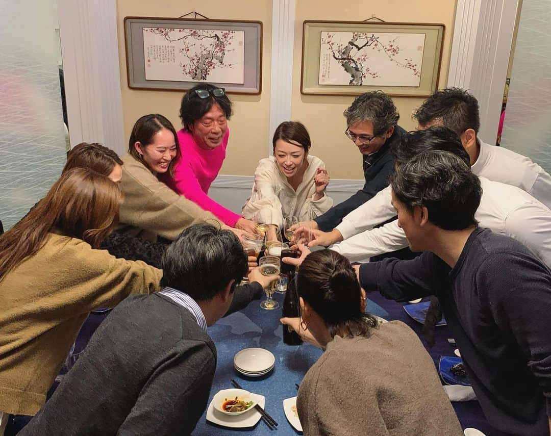 辺見えみりさんのインスタグラム写真 - (辺見えみりInstagram)「OUTERSUNSET忘年会  ブランドを立ち上げて1年半。 あたたかいな…本当に。このメンバーといると思います。いつもありがとう。来年もよろしくお願いします☺︎ そしてOUTERSUNSETに関わっていただいている、取引先の皆さま、お客様、1年間ありがとうございました！これからも末長くよろしくお願いします！  #outersunset  #アウターサンセット #瓶ビールで乾杯している女子が」12月12日 10時07分 - emiri_hemmi