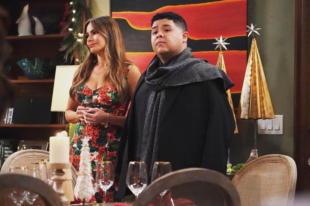 リコ・ロドリゲスのインスタグラム：「Nothing says Christmas spirit at the Pritchett-Delgado-Dunphy-Tucker household like dressing in all black  and making a dramatic entrance. Don’t miss tonight’s new episode of #ModernFamily, #TheLastChristmas 🎄」