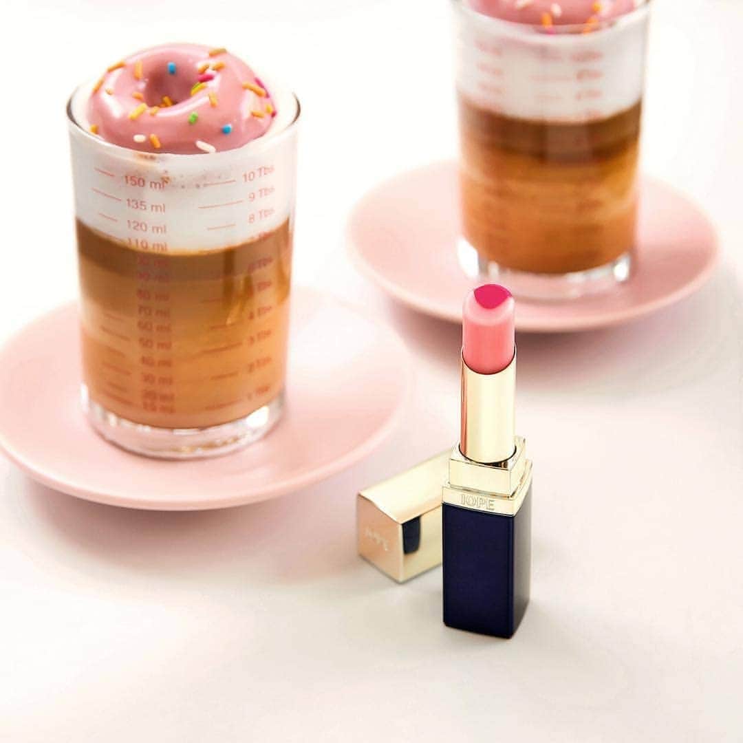 アイオペのインスタグラム：「💄 ・ ・ 塗るだけ簡単 技ありリップに❤  リップバーム効果もあるので 乾燥が気になる冬場も ケアをしながら使えます✨ 落ちづらく色持ちも良い スタッフお気に入りのリップです😍  今だけウィンターSALEで 70%OFF！ チェックお忘れなく😉  #iope#アイオペ #リップ#口紅 #ティント#リップクリーム #リップバーム #リップティント #秋リップ#冬メイク #オススメ#愛用品 #冬リップ #うるおい#デュアルリップブレンダー #グラデーションリップ」