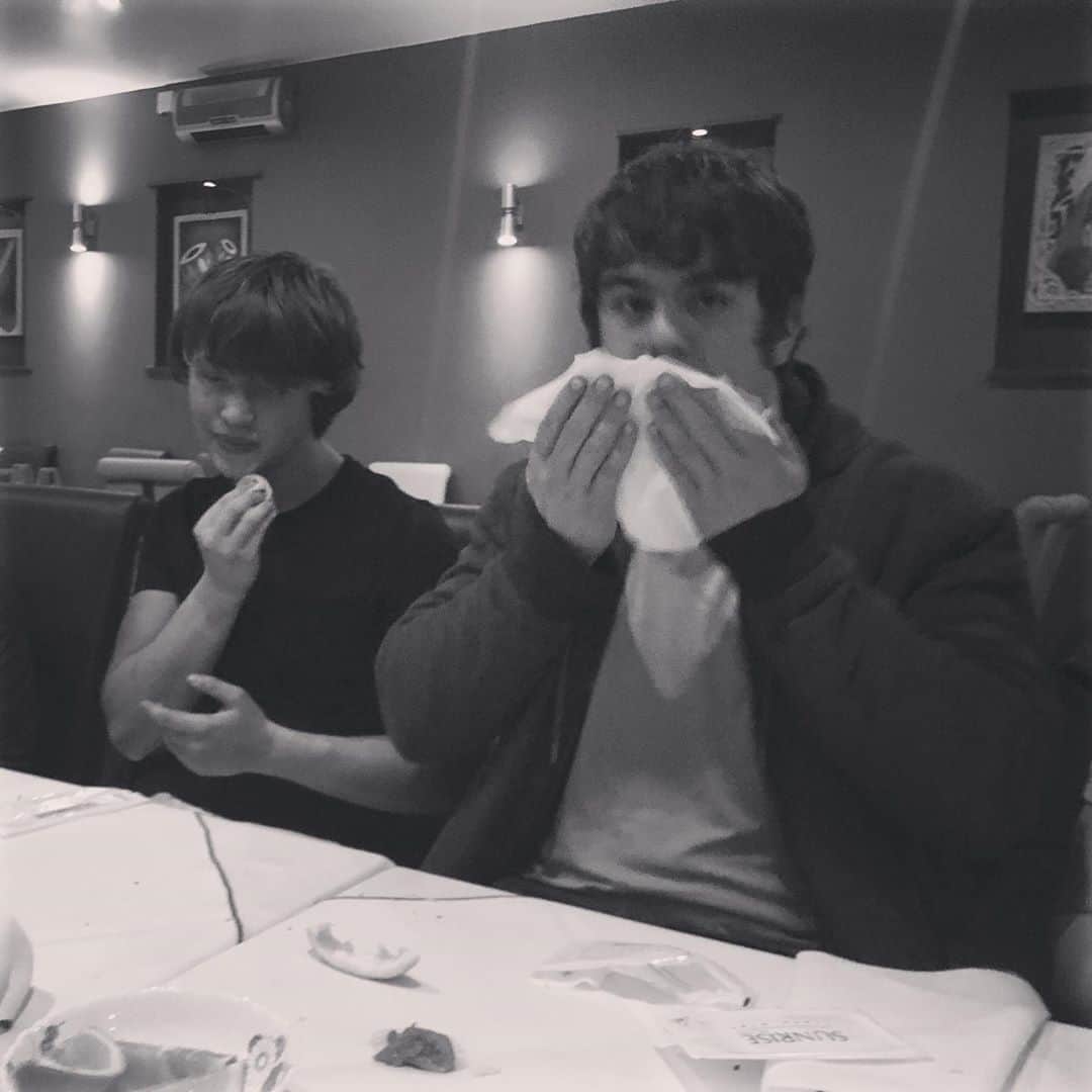 のインスタグラム：「And I think it's common in Japan, England and the whole world to wipe your face with a wet towel.  Human beings can understand each other regardless of language or race. そして日本、イギリス、そして世界中の人がおしぼりで顔を拭くのだと知った。 こんなくだらないことでも、人は国や言語や人種に関係なくお互いを理解できると確信した。 #GOK #GreatOKharn #RevolutionProWrestling #RevProUK #wrestlers  #UK #england #overseaslife #britishlife #worldpeace #TheWorldIsConnected  #オーカーン #海外生活  #イギリス生活 #英国 #イギリス #イングランド  #食事会  #プロレスラー #おしぼりで顔を拭く  #同じ文化 #日本と同じ #世界は繋がっている」