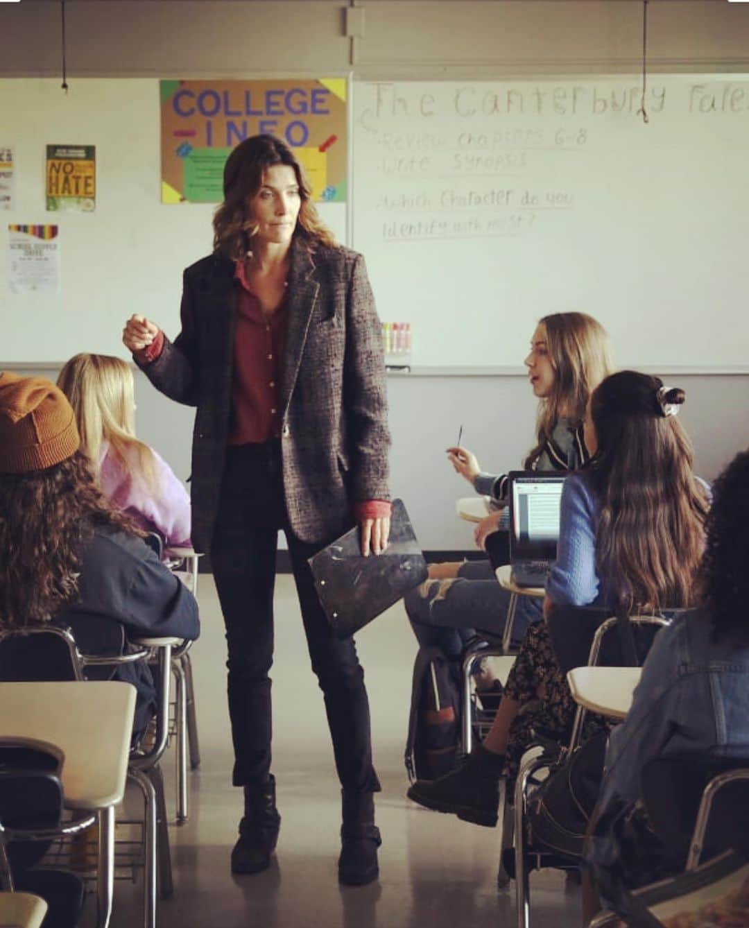 コビー・スマルダーズのインスタグラム：「What?? Have you ever tried to teach a class after a wild boozy night out where you potentially slept with your best friends gal? It ain’t easy. New #Stumptown episode tonight on @abcnetwork 10/9c.」