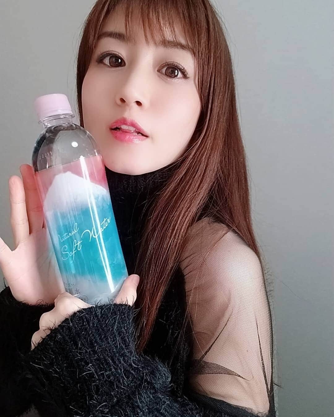 のインスタグラム：「どーも、ようこです❤️﻿ ﻿ ﻿ ﻿ ﻿ 浮腫やすい私のお助けアイテム❤️﻿ ﻿ @plasma_kairisui #プラズマ解離水﻿ ﻿ 乾燥したお肌にも身体にも水分は必要です🎀﻿ 水素水よりもデトックス効果があるとのこと😳😳﻿ 赤ちゃんから飲めるので安心ですね🎵﻿ ﻿ 潤いの冬を過ごしましょうね❤️﻿ ﻿ ﻿ ﻿ ﻿ #潤す#潤い#プラズマ#解離水#デトックス#美肌#健康#アンチエイジング#浮腫み#むくみ#美白#乾燥#乾燥肌#美容#美容好きな人と繋がりたい#むくみ改善#綺麗になりたい#体質改善#肌質改善#ナチュラルローソン#amazon#アマゾン#イオン#楽天#美活#cisca#飲みやすい」