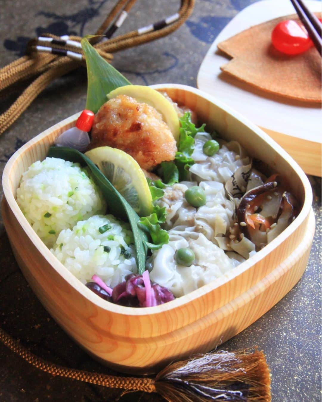 Sayaka.Mさんのインスタグラム写真 - (Sayaka.MInstagram)「. Good morning igfrends  Today’s #lunchbox a steamed Chinese pork dumpling wrapped in a thin flour‐and‐water pancake a shao‐mai. . . 今日はシュウマイ弁当に . 献立🍱 •焼売 •唐揚げ •蓮根の甘酢きんぴら •ミニおにぎり . 干し貝柱を戻して😌 グリンピースは後のせした方が、色が綺麗です✨ . この#照宝 はもうずっと愛用 美味しさが違う🙆‍♀️ #楽天roomに載せてます 気になる方見てみて下さい✨ (プロフィール下にリンク🔗) . お弁当箱も初おろし こちらもroomにてご紹介 詰めやすいしコロンとした形が可愛い . =============== 私のお弁当の記録は My lunch records. 我的便当记录 제 도시락의 기록 ↓↓↓ #sayaka弁当 =============== . #お弁当 #お弁当おかず #お弁当記録 #お弁当の詰め方 #お弁当作り楽しもう部 #お弁当女子 #旦那弁当 #角田清兵衛商店 #弁当部 #フーディーテーブル #roomインフルエンサー #楽天インスタグラマー #北海道ママ #札幌ママ #焼売 #くりぬき弁当箱 #唐揚げ弁当 #唐揚げ部 #japanesefood #japanstyle #obento #おひるごはん #昼ごはん #焼売弁当 #シュウマイ弁当 #シュウマイ」12月12日 10時34分 - insta.sayaka