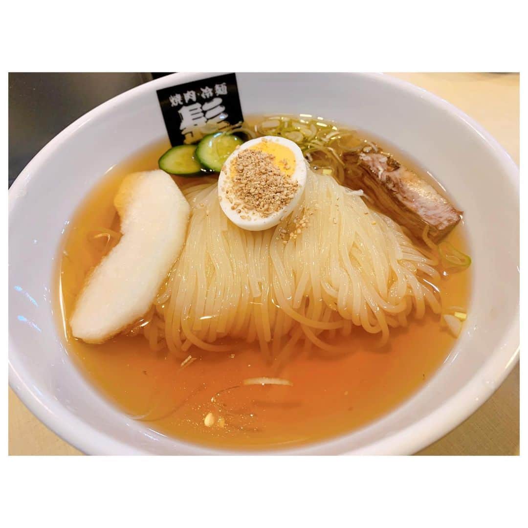 のインスタグラム：「盛岡グルメ。 新幹線降りてダッシュしてラストオーダーギリギリに駆け込んだのは牛タン屋"とち"。 タイミングがなかなか合わず3年ぶりくらいに行きましたが、やっぱり美味しい。 翌日また閉店ギリギリに駆け込んだのは"福田パン"。 お正月は大行列になるからなんでもない時期に行くのが良い。 足ぐらいあるコッペパンに好きな具をオーダー。 だいたいいつも買うのはあんバターです。 で、夜ご飯は盛岡冷麺とタンが美味しいと連れてってくれたお初の"髭"。 今まで食べた盛岡冷麺で間違いなくNo1でした。 おつゆがとにかく美味しかった！ 正直冷麺あまり好きじゃないのだけどこれはまた食べたいな。 厚切りたんも絶品でした。 旅には美味しいご飯は必須です😜 #yummy #yum #morioka」