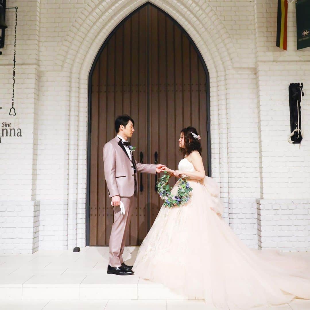 ホテルモントレ ラ・スール大阪ウエディングのインスタグラム：「@lasoeurosaka_wedding チャペルの前で撮影♡ . . . #モントレ花嫁 #ホテルモントレラスール大阪  #モントレウェディング #モントレ #モントレラスール大阪 . . #dressy花嫁  #marry花嫁  #プレ花嫁 #卒花嫁 #全国の花嫁さんと繋がりたい  #weddingdress #takamibridal  #wedding #結婚式 #ホテル」