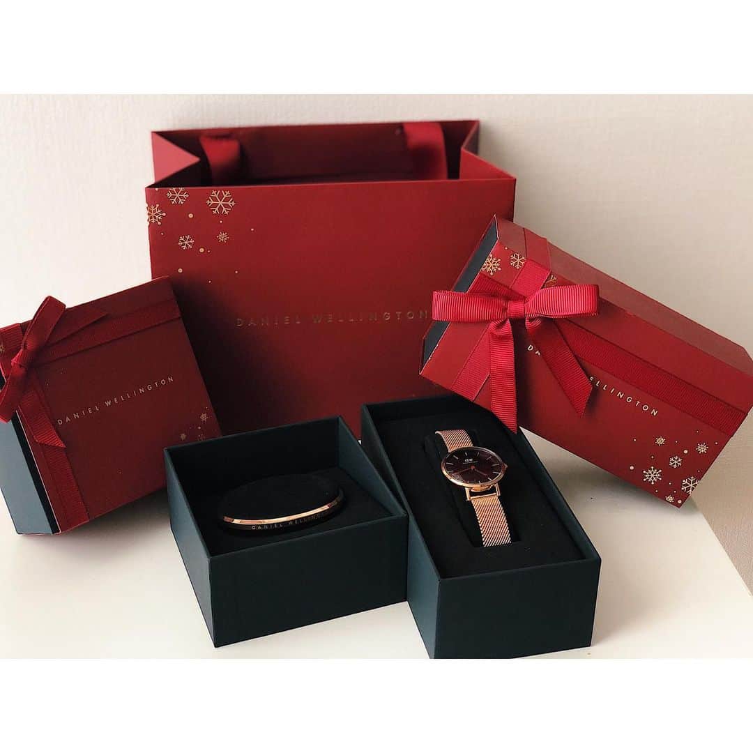 のインスタグラム：「#christmaspresents🎁  サンタさんから…ではなく🎅 ⁑ DANIEL WELLINGTONさんから 素敵なクリスマスギフトが🎄✨ 真っ赤な箱のラッピングがテンション上がる…✨ ⁑ ダニエルウェリントンではホリデーキャンペーンが開催されているそうで、 ⭐️12/27までに2点以上の購入で20%OFF(全商品対象) ⭐️クリスマス感満載の日本限定ギフトラッピングが登場 ⭐️15％OFFクーポン併用可能 ➡️15％OFFクーポンコード：marinal (2020/01/31まで有効) (DW公式直営店舗とWEBショップにて使用可能） ⁑ プレゼントにもいいですね🎁 わたしも早速使ってみよう。 つけてみてまた写真アップしますね🤳✨ ⁑ ⁑ https://www.danielwellington.com/jp　 @danielwellington  #danielwellington  #ダニエルウェリントン #DWホリデーギフト #ホリデーギフト #クリスマスプレゼント　 #プレゼント#ギフト #クリスマス　 #時計#腕時計#手元くら部  #xmaspresent  #merrychristmas  #xmasgift  #xmasgiftideas  #christmas #Xmas #pr #まりなる#津田麻莉奈」