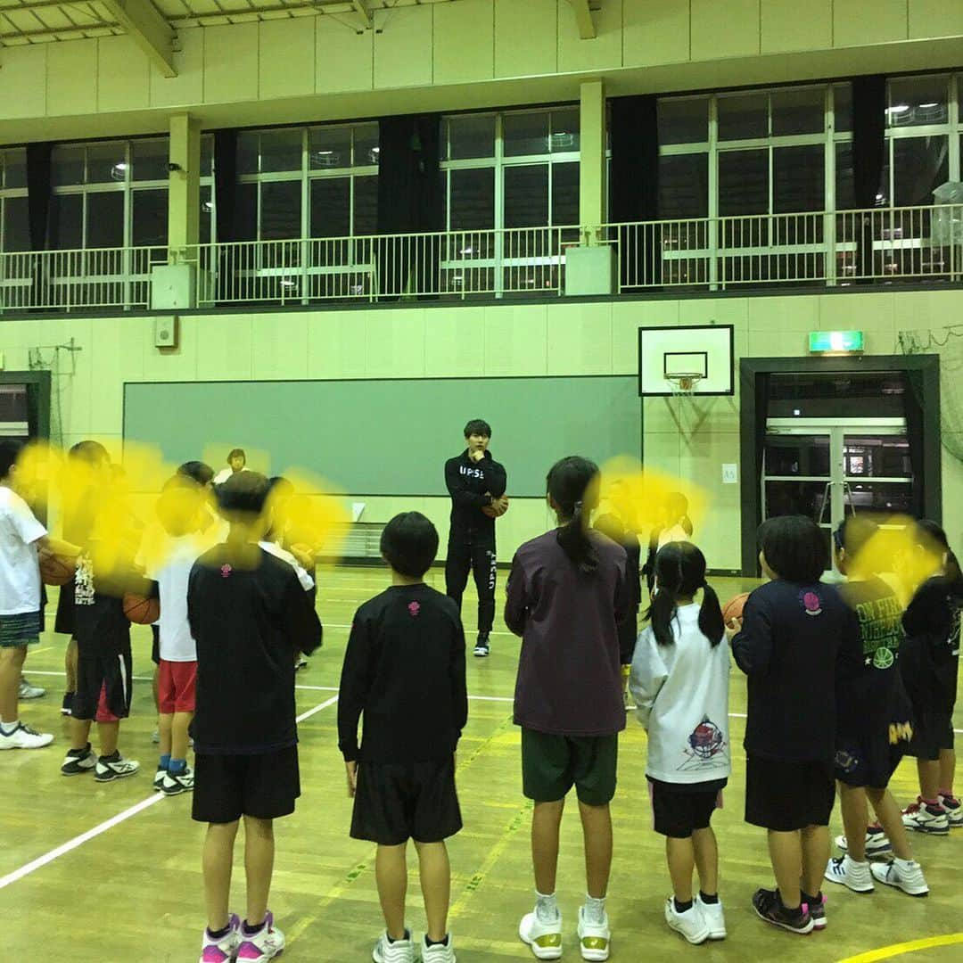 仲摩匠平さんのインスタグラム写真 - (仲摩匠平Instagram)「昨夜は、呉にある白岳小学校にてクリニックを行いました！ 1時間という短い時間ではありましたが、子ども達が一生懸命取り組んでくれたおかげで楽しい時間が過ごせました(^^) #スリストム広島 #仲摩匠平」12月12日 10時40分 - shoheinakama