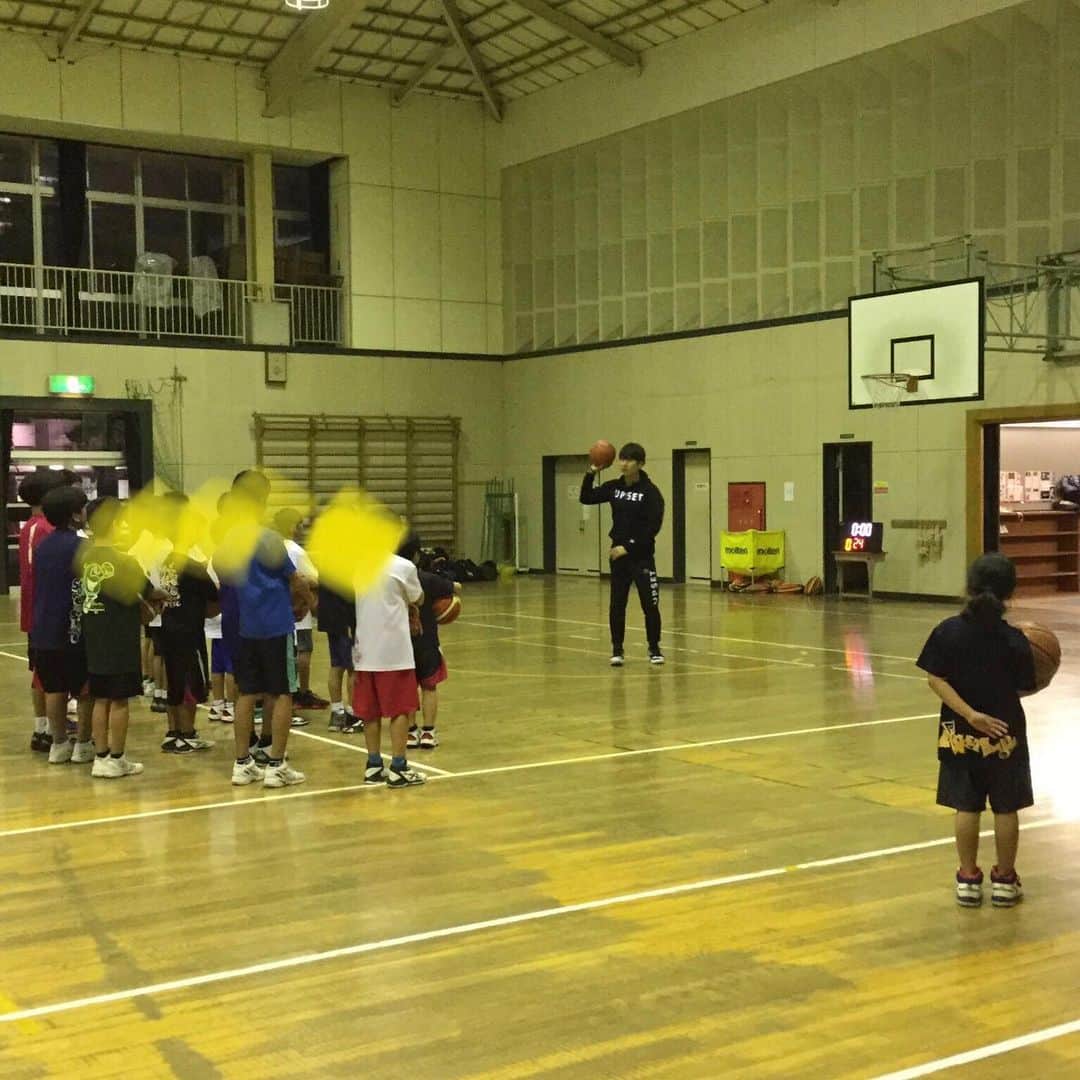 仲摩匠平さんのインスタグラム写真 - (仲摩匠平Instagram)「昨夜は、呉にある白岳小学校にてクリニックを行いました！ 1時間という短い時間ではありましたが、子ども達が一生懸命取り組んでくれたおかげで楽しい時間が過ごせました(^^) #スリストム広島 #仲摩匠平」12月12日 10時40分 - shoheinakama