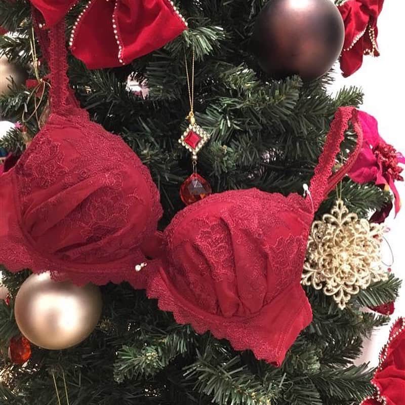 のインスタグラム：「【西館B1Fアンフィ】﻿ グラマリッチ脇スッキリタイプから﻿ クリスマスにピッタリの新作が入荷しました🥰﻿ ﻿ 綺麗な谷間をつくって、クリスマスをちょっとリッチな気分で過ごしませんか♡💁‍♀️💕﻿ ﻿ ﻿ ﻿ #名古屋パルコ #名古屋PARCO #nagoyaparco #名古屋 #nagoya #栄 #矢場町 #アンフィ #amphi #グラマリッチ #ブラ #ランジェリー #クリスマス #nagoyaparco_xmas」