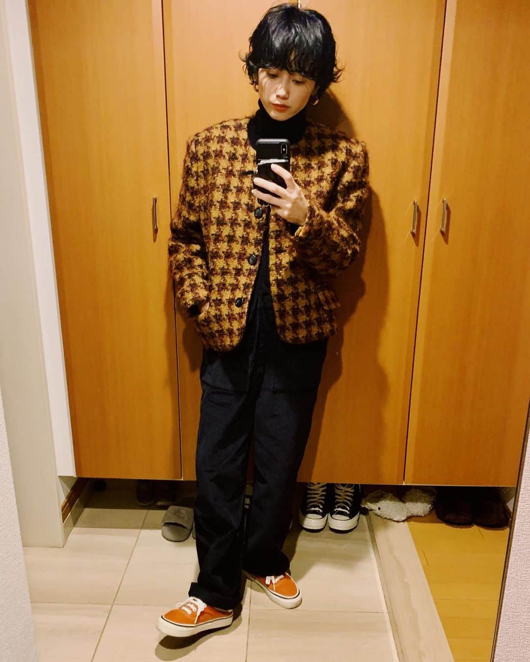 のインスタグラム：「ネイビー✖️オレンジ🍊 アウター脱ぎは2枚目🤘🏻 #今日の宮城はん」
