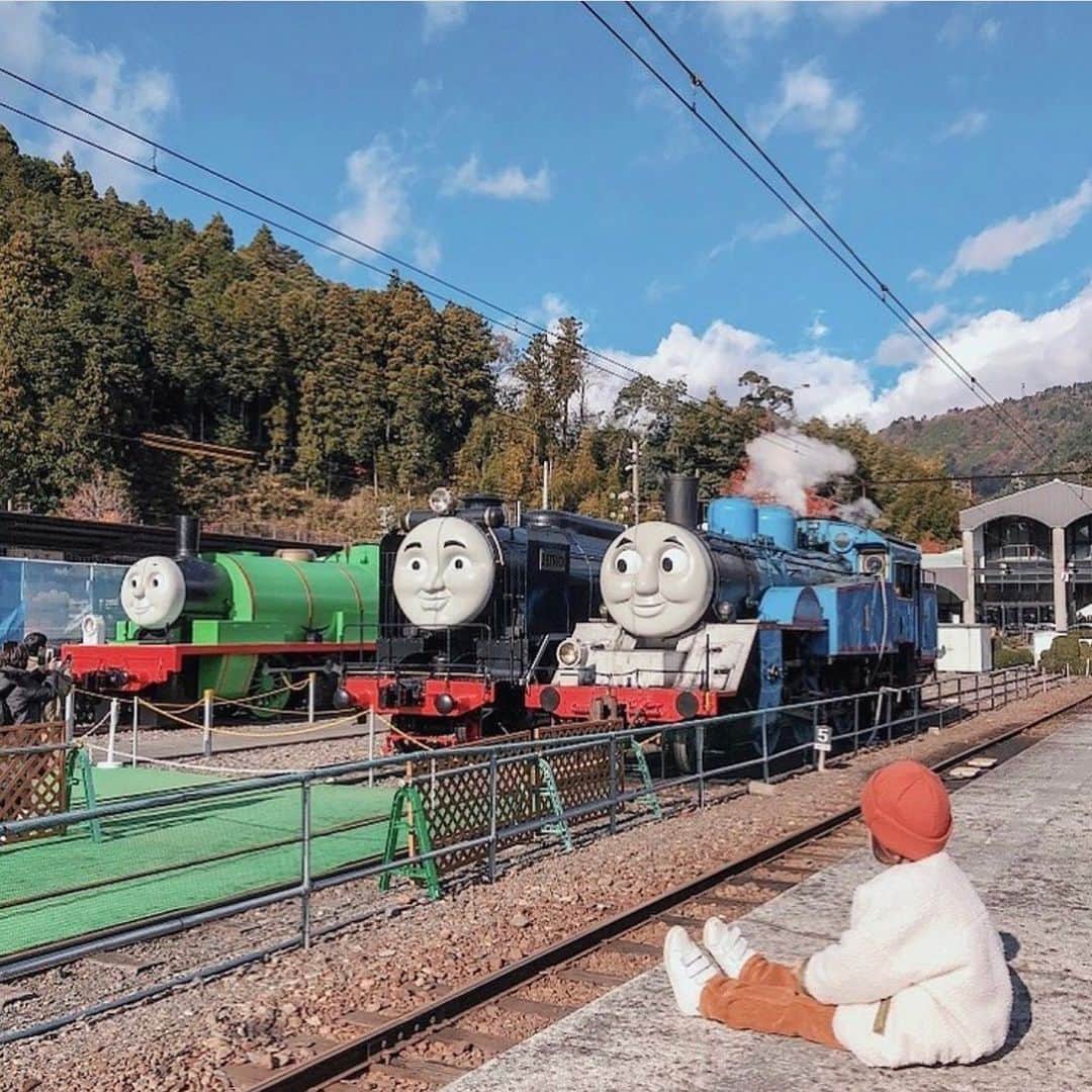 iko-yo（いこーよオフィシャル）さんのインスタグラム写真 - (iko-yo（いこーよオフィシャル）Instagram)「・﻿ ーーーーーーーーーーーーーーーーーー﻿ ユーザー投稿pic紹介😎🌴🌺﻿ ーーーーーーーーーーーーーーーーーー﻿ ﻿ 🗣️caption💭﻿ ﻿大井川鉄道トーマスフェア﻿ ﻿ 姉さんに行く⁇って聞いたら﻿ 興味ない言われたので﻿ 息子と2人旅してきました‎🚗﻿ ﻿ 大きなトーマス見た瞬間、大興奮✧﻿ 走り回って後ろついていくのに必死𓂅﻿ ﻿ トーマス号に乗って﻿ SLの旅をするのもいいけど﻿ 私は線路を走ってるトーマスを﻿ 見るのが1番好き❤︎﻿ ﻿ 今回 良い感じに見れる場所を﻿ 下調べしたけど なかなかピンと﻿ くる場所がなくて 𓐃﻿ 千頭駅に向かってる途中に﻿ 良さげな場所を発見して﻿ 帰りに立ち寄ってみた🙌🏽﻿ そこだけ景色がひらけてて﻿ 茶畑 & 鉄橋もありで﻿ 最高のトーマスが見れた𓂬﻿ 息子が手を振っていたら﻿ トーマスが汽笛で合図してくれたの🥺﻿ ﻿ 私のカメラ嗅覚が見事に反応した場所は﻿ 千頭駅から3分〜5分程車で走った場所だよ☝︎﻿ 午前中に千頭駅に向かって走ってくる﻿ トーマスの方が鉄橋側から来るので﻿ より景色が良く撮れると思います📷✧﻿ 会場も写真撮影も平日が断然おすすめです﻿ ﻿ ✨pick up✨﻿ ♥️ @yu___mi1111﻿ 🗾 静岡県榛原郡﻿ 🏛 #大井川鐵道千頭駅﻿ ﻿ 💟facilities💟﻿ 【大井川鐵道】﻿ 初夏から冬にかけて毎年開催される#トーマス号 のツアーが大人気！﻿ トーマスやジェームスの機関車が実際に線路を走行するほか﻿ #千頭駅 では、ヒロやパーシーなどトーマスのなかまたちが集合する﻿ ＃トーマスフェア も楽しめますよ✨﻿ ﻿ 【*DAY OUT WITH THOMAS 2019】*﻿ ＜開催期間＞2019年6月22日（土）〜12月1日（日）﻿ ﻿ ＜定休日＞ー﻿ ﻿ ＜料金＞【片道（乗車記念品付き）】大人3,000円、子供1,500円【往復（トーマスフェア入場券+乗車記念品付き）】大人6,500円、子供3,000円﻿ ﻿ ＜住所＞大井川鐵道 新金谷駅〜千頭駅﻿ 🈁https://iko-yo.net/facilities/2992﻿ ﻿ ﻿ 🐾いこーよ公式インスタグラム🐾﻿ @ikoyo_official では、子育てやおでかけに関する写真を募集しています﻿ ﻿ まずは、 @ikoyo_official をFollow 📲﻿ その後は、#いこーよ をタグ付けしてインスタグラムを投稿してください😆♥️﻿ ﻿ とくに魅力的な写真は、いこーよ公式SNS（instagramほか、Facebook、Twitterなど）のアカウントや、いこーよ内の記事でも紹介&使用させていただく場合がございます😁❤️﻿ ﻿ 子どもに関するものなら、どんなものでもOK🙆‼︎﻿ 親子でおでかけした思い出や、お子さんとの日常など、沢山のご投稿お待ちしております‼︎ ✨﻿ ﻿ #いこーよ #子どもとお出かけ #子供とお出かけ部 #タビスルキッズ #こどもとおでかけ #休日 #ファミリー #family #親バカ部 #子育て日記 #子育て #子育てぐらむ #キッズ トーマス #機関車 #蒸気機関車 #SL #大井川鐵道 #きかんしゃトーマス #静岡旅行 #静岡観光 #ママタビジョ #千頭駅トーマスフェア #機関車トーマス」12月12日 10時52分 - ikoyo_odekake