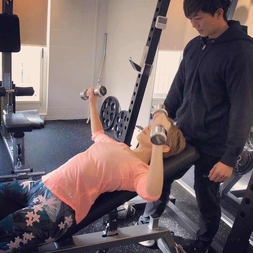 横峰沙弥香さんのインスタグラム写真 - (横峰沙弥香Instagram)「DAISHIさんがオープンしたプライベートジム やっと行けたー！！ 夫婦でトレーニング体験です🏋️‍♀️ ふたりとも週一ジムに通っているしまぁ少々きつくても大丈夫だろうとふんでいたのですが 筋肉痛で昨日まで身体が動かなかった😂 自分だけでやっていると いかに甘えが出ているかがわかりますね、、 筋肉痛は確かに苦しいけど しっかり筋肉を使えた証拠と思えば めちゃくちゃ気持ちいい← #miroprivategym #筋トレ #トレーニング体験 #健康になりたい」12月12日 10時54分 - sayakayokomine