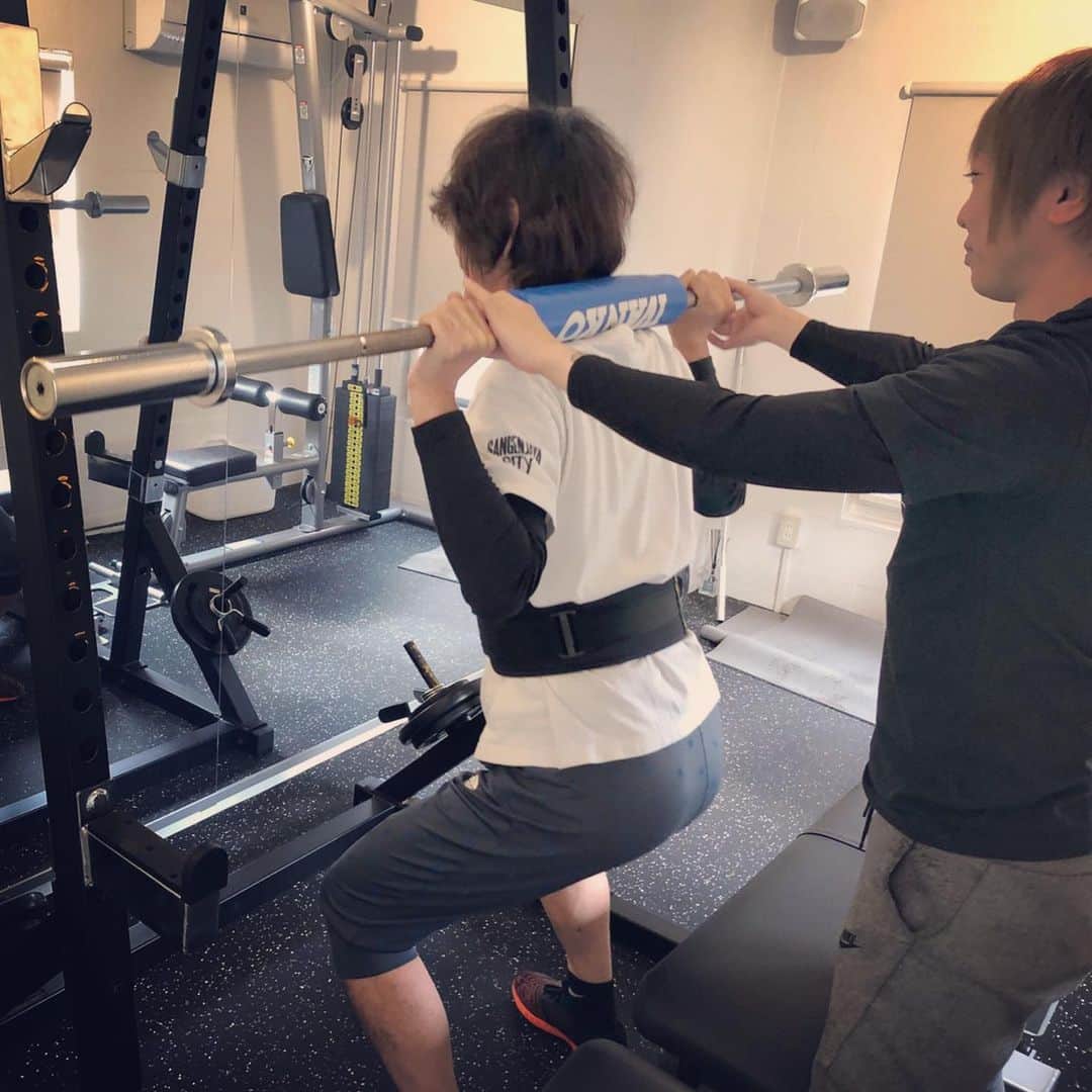 のインスタグラム：「DAISHIさんがオープンしたプライベートジム やっと行けたー！！ 夫婦でトレーニング体験です🏋️‍♀️ ふたりとも週一ジムに通っているしまぁ少々きつくても大丈夫だろうとふんでいたのですが 筋肉痛で昨日まで身体が動かなかった😂 自分だけでやっていると いかに甘えが出ているかがわかりますね、、 筋肉痛は確かに苦しいけど しっかり筋肉を使えた証拠と思えば めちゃくちゃ気持ちいい← #miroprivategym #筋トレ #トレーニング体験 #健康になりたい」