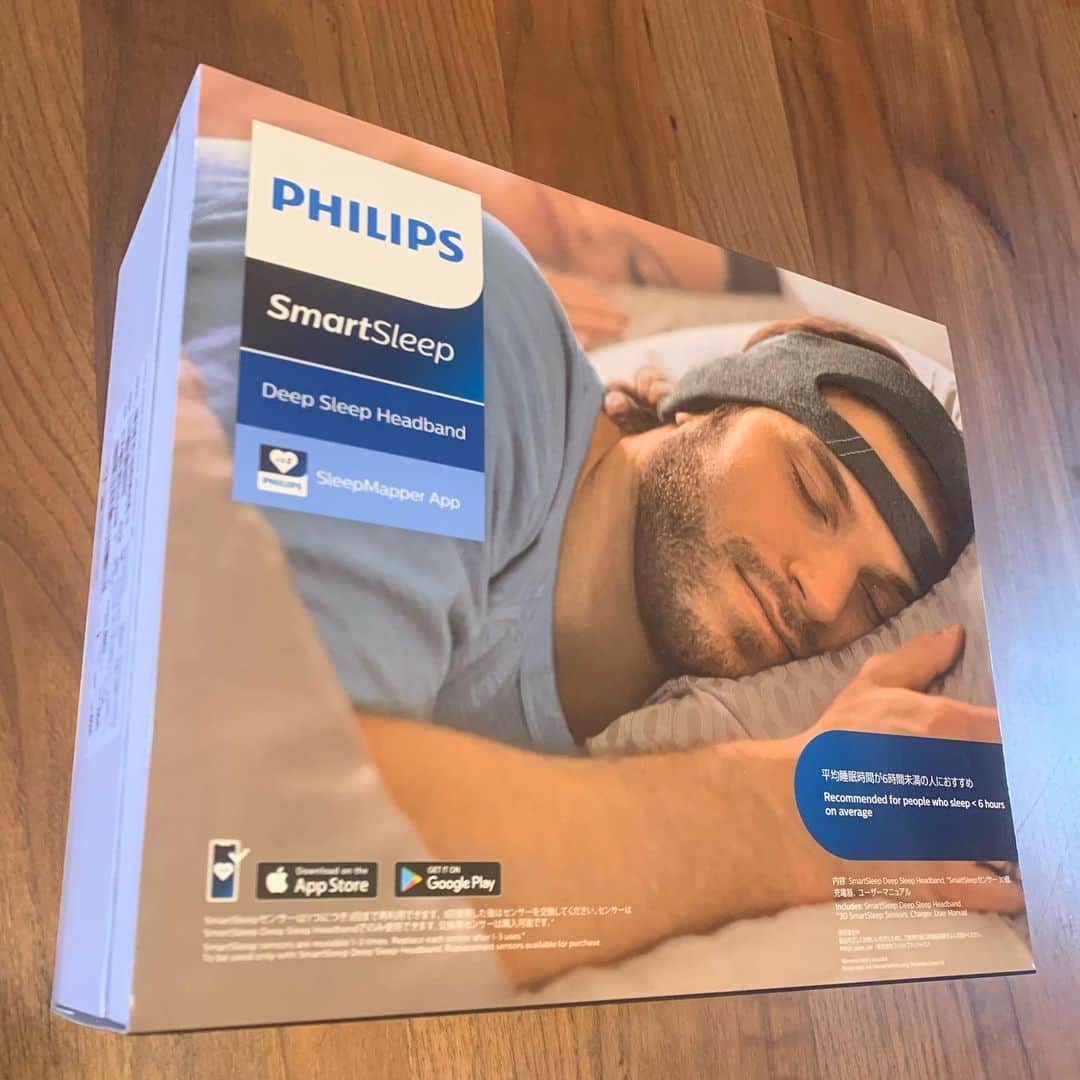 西寺郷太さんのインスタグラム写真 - (西寺郷太Instagram)「PHILIPS に勤めてる地元の仲間大谷さんが、「郷太さんに俺が今携わってる新製品使って欲しいんです！」とプレゼントしてくれたから、「来るもの拒まず、去る者ちょっと待て」の精神で有り難く受け取りました。なんじゃろなと思って開けたらCD世代直撃の、あのロゴが！ヘッドギアして眠る？なんかけっこう複雑でいつも仕事しながらソファーで寝落ちしてる俺に出来るか心配ですが、睡眠大切、せっかくなんでしばらくトライしてみますw！PHILIPS の社外アドバイザーになれる日を夢見て眠ります！」12月12日 11時01分 - gota_nonareeves