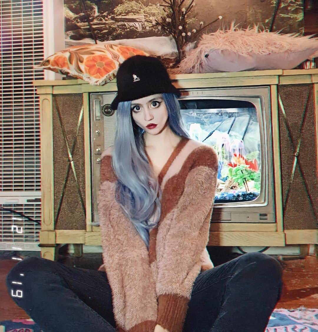 アリソン・ハーバードのインスタグラム：「cozy winter sweater ✔️ tv aquarium ✔️ @revolve | @tartecosmetics」