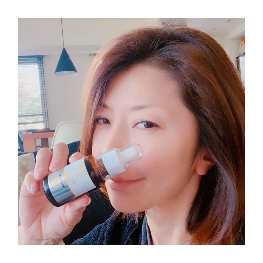 坂田陽子さんのインスタグラム写真 - (坂田陽子Instagram)「ビタミンC誘導体の メディシャイン＋エッセンス。 ・ スーッと水みたいにお肌に入り込んでいくのに、内側からモチっとしっとりする感じ。好きです❤️ ・ 使い始めて早３ヶ月。 乾燥厳しい季節になってきたけど、ここのところお肌のトラブルで悩まされるどころか、 肌の表面が滑らかになった気がする‼️😆 ・ 医師監修の元、名古屋のエステサロンで開発されたこの美容液は お肌の老化の大敵！活性酸素を除去して肌のざらつき、ニキビにも何やら良さげ😆 今年の春頃は乾燥からの大人ニキビに悩まされ続け皮膚科のはしごをしてたのが嘘みたい😂 ・ 紫外線によるシミやシワ予防に必要不可欠な コラーゲンの生成も助けてくれるとあって、ついついテンション上がって旅先で思いっきり太陽を浴びまくってしまう私にとっては旅のお供。強い味方でもあります！ ・ ・ @wyfmedical  @yukako_fujiwara  @cures_totalbeautysalon ・ #ビタミンc #キュアーズ　 #美肌ケア #名古屋エステ #栄エステ　#美容　#美活 #スキンケア大事 #メディシャインプラス #太陽を浴びて美しく生きる ・ #お肌は元気になったけど #手がシワシワやん #ケアしよう」12月12日 11時07分 - yokosakata