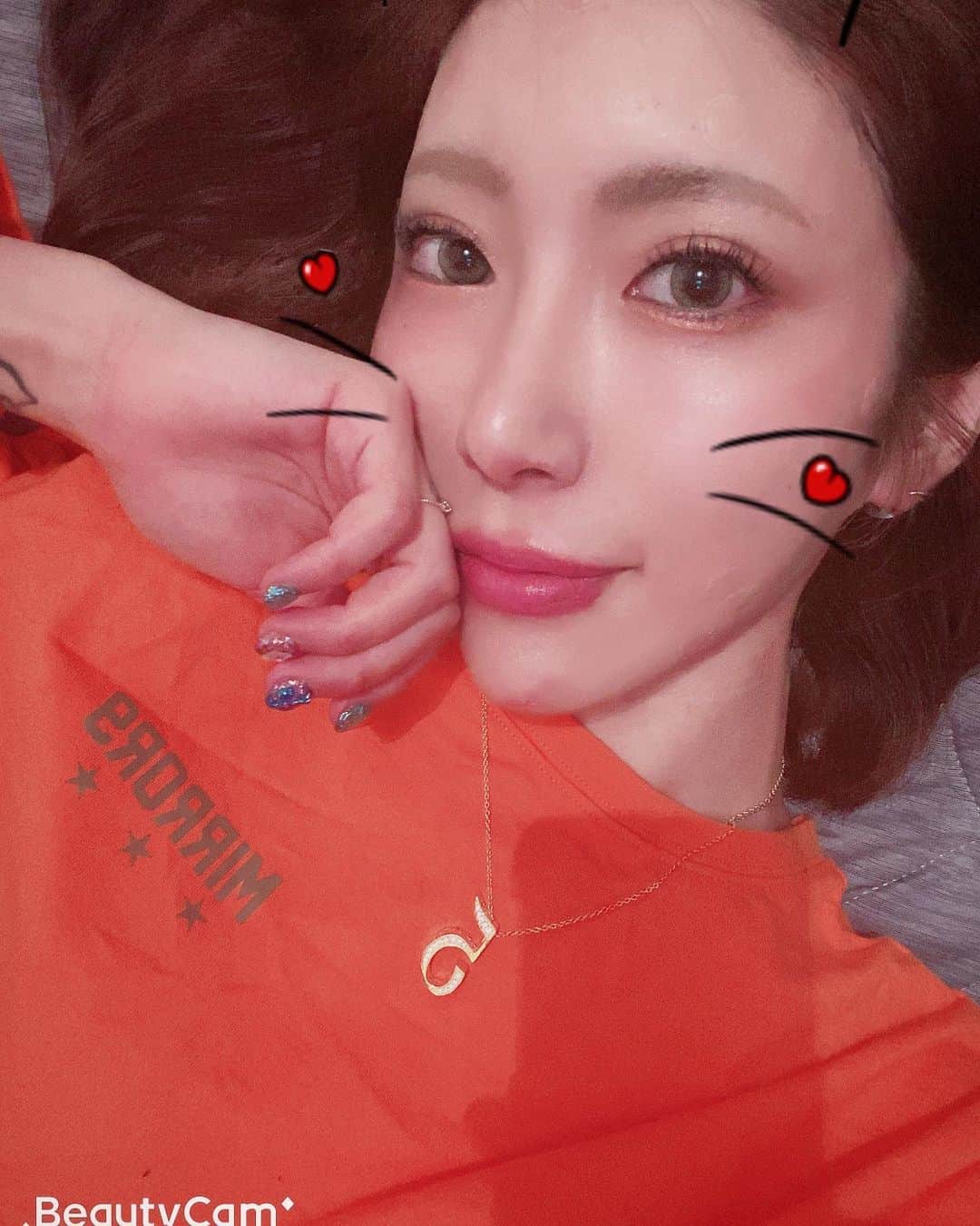 のインスタグラム：「おはよん。 朝の10時なのか、夜の10時なのか まじわからん！社交カーテン2枚、、 早く引っ越したい、、、 今年早く終わらないかな、、、 令和になってまじおかしい！笑笑」