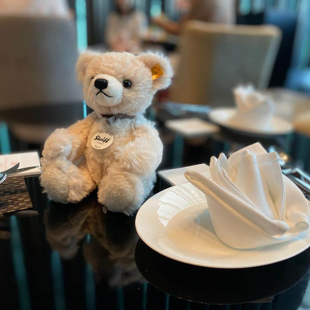 来栖あつこさんのインスタグラム写真 - (来栖あつこInstagram)「クマパーティ🐻☕﻿ ️﻿ ﻿ 友達の出産前最後のアフタヌーンティーはシュタイフコラボへ☕️﻿ お土産に、シュタイフベアのチャームを頂いたから、旅行カバンに付けよう🧸✨﻿ ﻿ ﻿ シュタイフ✖️Xmasアフタヌーンティー2019🧸🎄﻿ #afternoontea#steiff#steiffafternoontea#theprincegallerytokyo#theprincegallerytokyokioicho#ザプリンスギャラリー東京紀尾井町﻿ #🧸 #🐻 #シュタイフ #シュタイフベア  #steiff #steiffbear #steiffteddy #アフタヌーンティー」12月12日 11時14分 - atsukokurusu