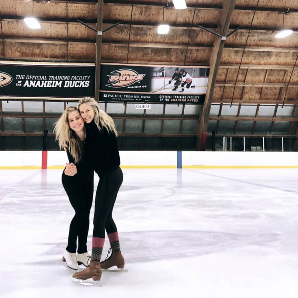 タラ・リピンスキーのインスタグラム：「Happy Birthday to my partner in crime @chelseakruse 👯‍♀️ Here’s to another year of laughing at our own jokes and keeping each other sane. I can’t imagine life without you. I hope this year brings you all the happiness you deserve.」