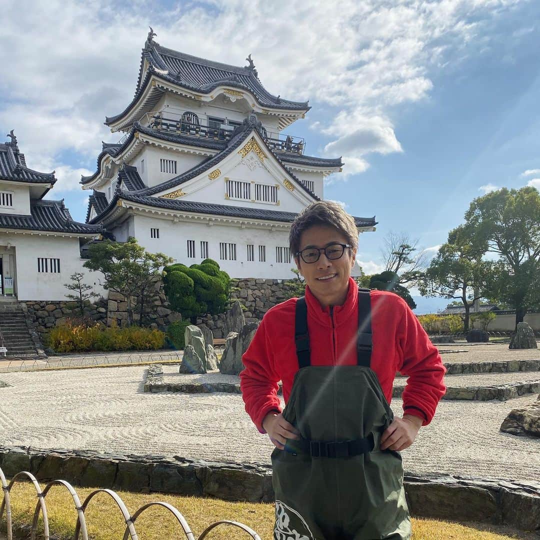 田村淳のインスタグラム：「岸和田城！ 僕が大河ドラマ功名が辻で演じた武将、中村一氏が３万の軍勢に対して8千の兵で守り切った城でロケでした！  #岸和田城 #岸和田少年愚連隊 #懐かしい」