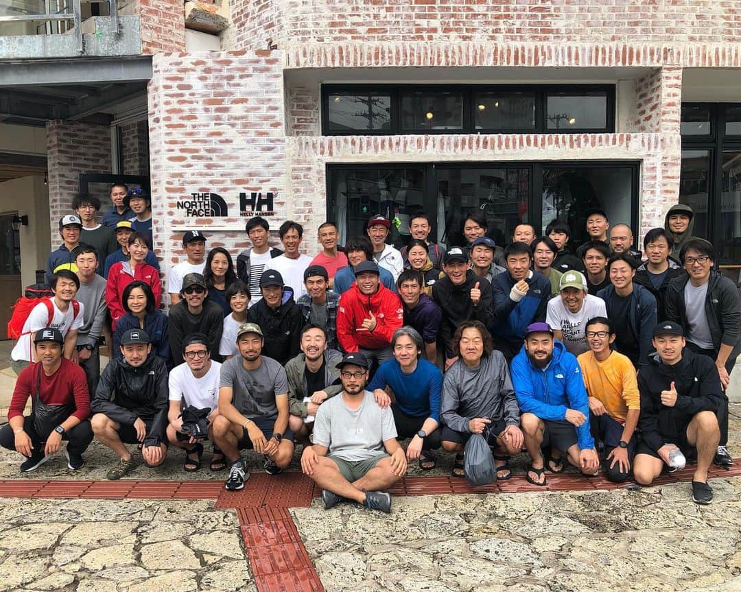 のインスタグラム：「THE NORTH FACE Japan athlete meeting2019🇯🇵終始アスリート、そしてスタッフみんなのエネルギーにここ石垣島でプッシュされた3日間だった。俺はもともとTHE NORTH FACEファンでこのブランドと共に自分の冒険を組み立てて行きたいと考えてレース後にこちらから交渉に行ったのが始まりでそれを受け入れてくれたこのチームに感謝の気持ちで溢れています。これからもこのブランドとメッセージを発信しより良い地球にして行くそんなプランが固まったミーティングとなりました。 素晴らしい仲間に感謝。 みんなのパワーが大きすぎてのまれました。 #石垣島　#沖縄　#気候変動　#地球温暖化　#社会問題　#プロダクトの意味　#ブランドのあり方　#アスリートである誇り　みんなで考えブラッシュアップそして新たな道へ進むいい時間だった。 これも　#tnflab だ。」