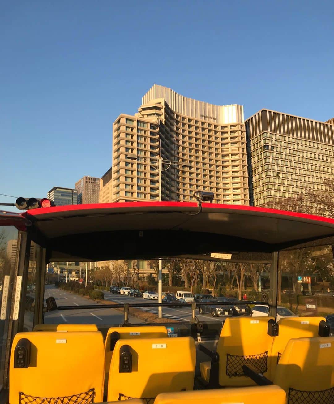 Palace Hotel Tokyo / パレスホテル東京さんのインスタグラム写真 - (Palace Hotel Tokyo / パレスホテル東京Instagram)「東京はお出かけ日和。バスに乗って丸の内観光はいかが？ A bus tour of Marunouchi on a sunny day.  #バスツアー #観光 #東京観光 #東京の空 #青空 #東京の街 #丸の内 #パレスホテル東京 #bustour #sightseeing #tokyosightseeing #bluesky #clearday #uncommontravel #lhwtraveler #Marunouchi #PalaceHotelTokyo」12月12日 11時23分 - palacehoteltokyo
