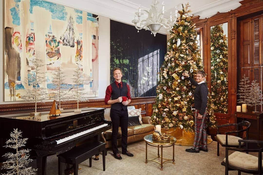 ニール・パトリック・ハリスのインスタグラム：「🎄❤💚 #neilpatrickharris #davidburtka #nph #db #tagsforlikes #actors #lovethem #handsome #chef #christmas #couple #husbands @nph @dbelicious 🤩 [📸: to photographer]」
