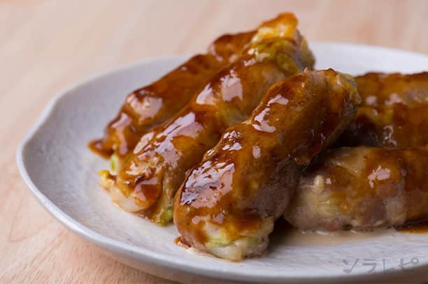 ソラレピさんのインスタグラム写真 - (ソラレピInstagram)「白菜の豚肉巻き Chinese cabbage rolls with pork . お鍋をして、白菜や、豚肉が微妙に余ったなんてことありませんか💦❓ そんな悩みを解決してくれる上に、お弁当のおかずにも最適なおかずです💡✨ とろけたチーズとオイスターソースが絶妙に合う一品です😍 . レシピの詳細はソラレピアプリでチェック @solarepi のリンクからDLできます ソラレピ献立の写真投稿も #ソラレピ でお待ちしてます♪ . #solarepi #food #recipe #レシピ #cooking #料理 #instafood #簡単料理 #簡単レシピ #献立 #menu #japanesehomecooking #japanesefood #yummy#foodporn #foodstagram #homecooking #deristagrammer #クッキングラム #おうちごはん #白菜 #Chinesecabbage #肉巻き #rollswithpork #お弁当」12月12日 12時00分 - solarepi